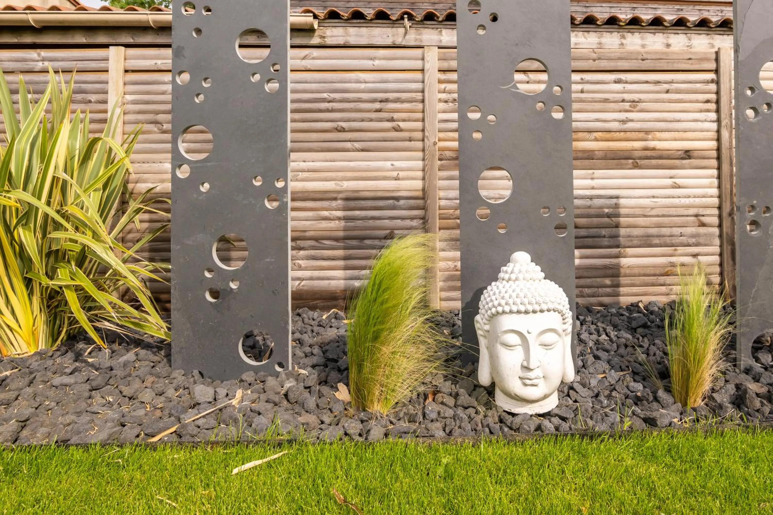 Garden in LOGIS Hôtel Restaurant Le Clos Fleuri