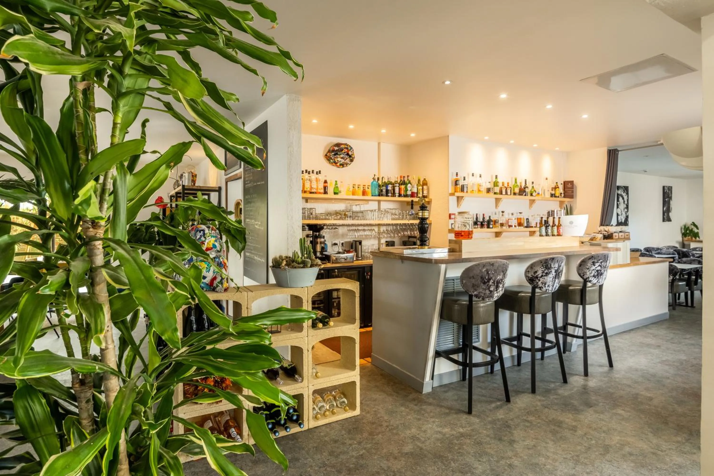 Lounge or bar in LOGIS Hôtel Restaurant Le Clos Fleuri