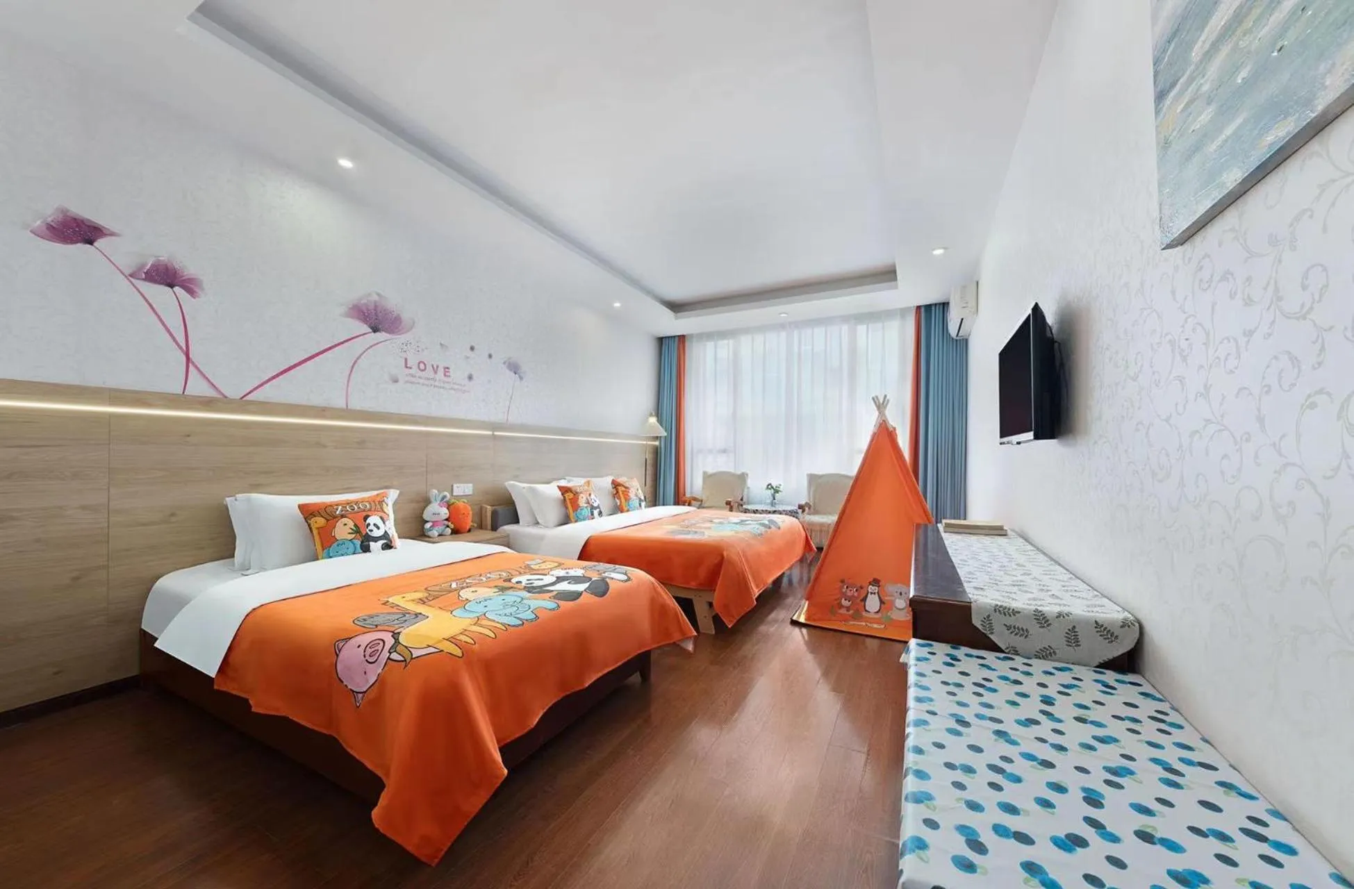 Bed in Emeishan Hongzhao Hotel