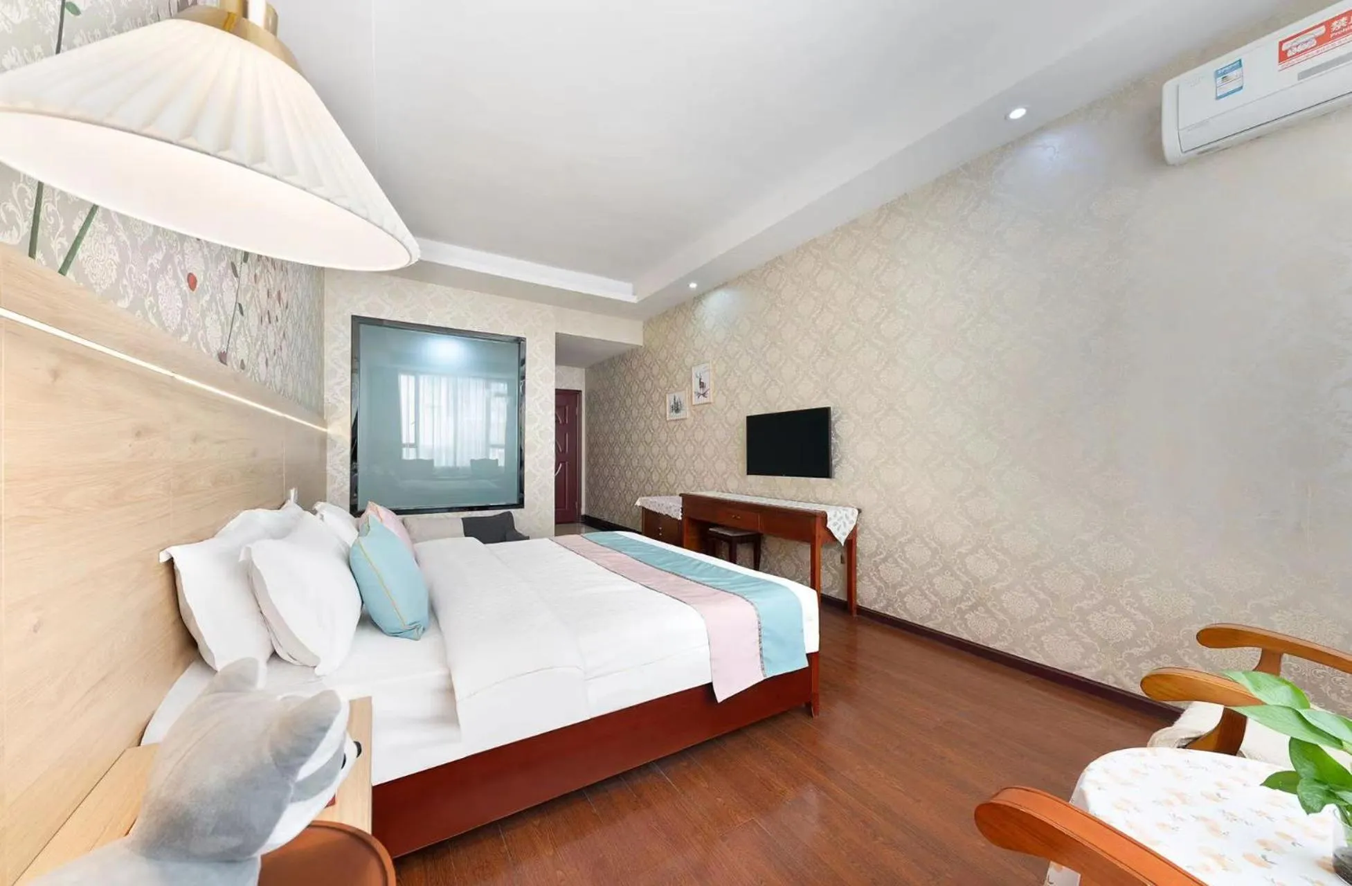 Bed in Emeishan Hongzhao Hotel