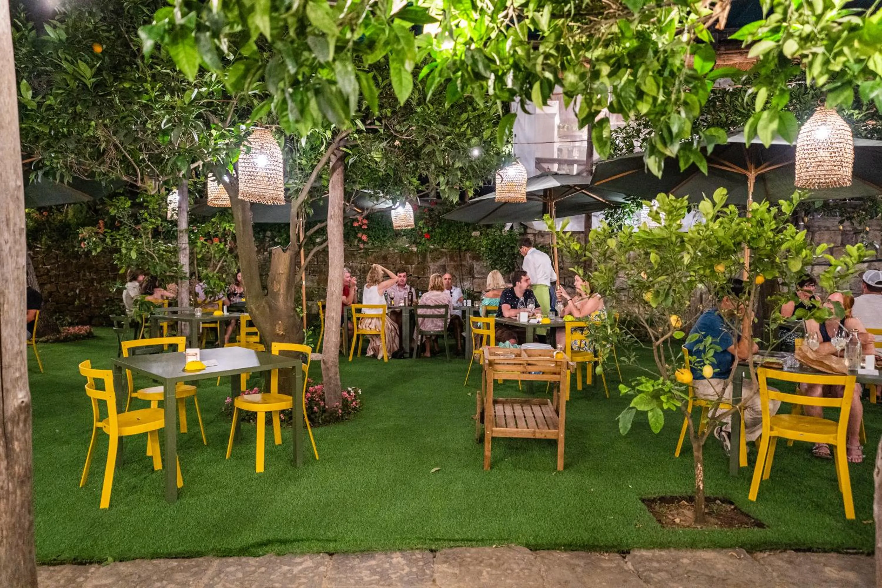 Restaurant/places to eat in Relais Correale Rooms & Garden