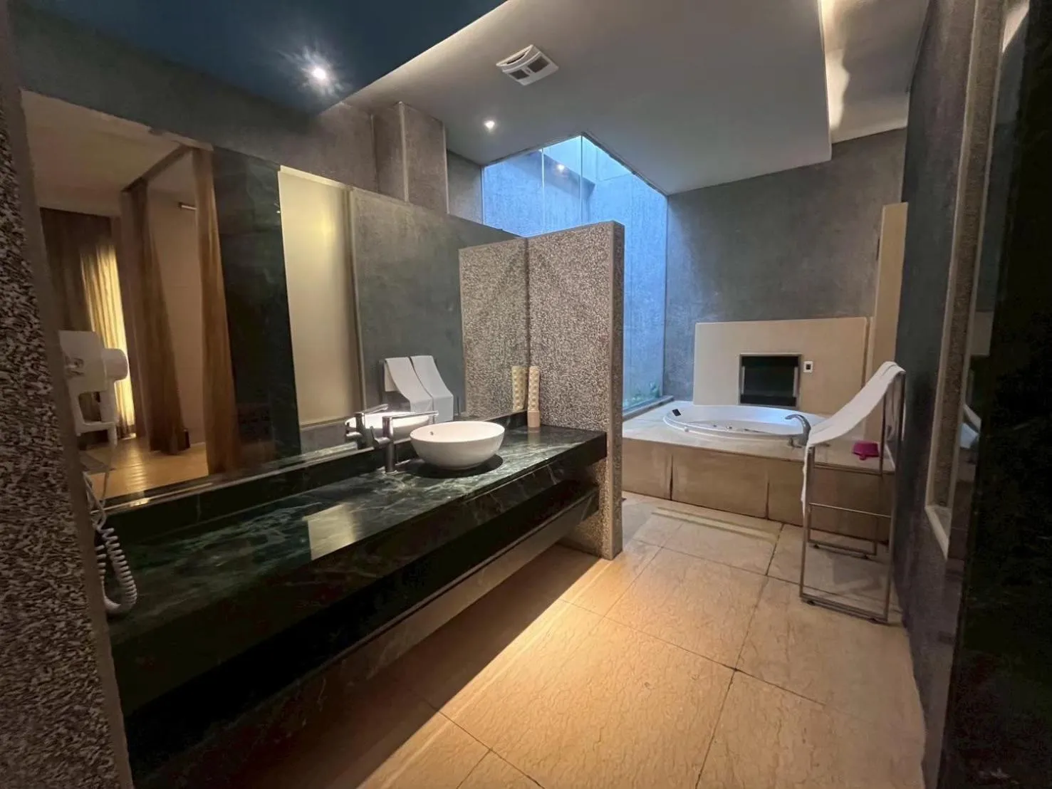 Bed in Her Home Spa Motel Chiayi