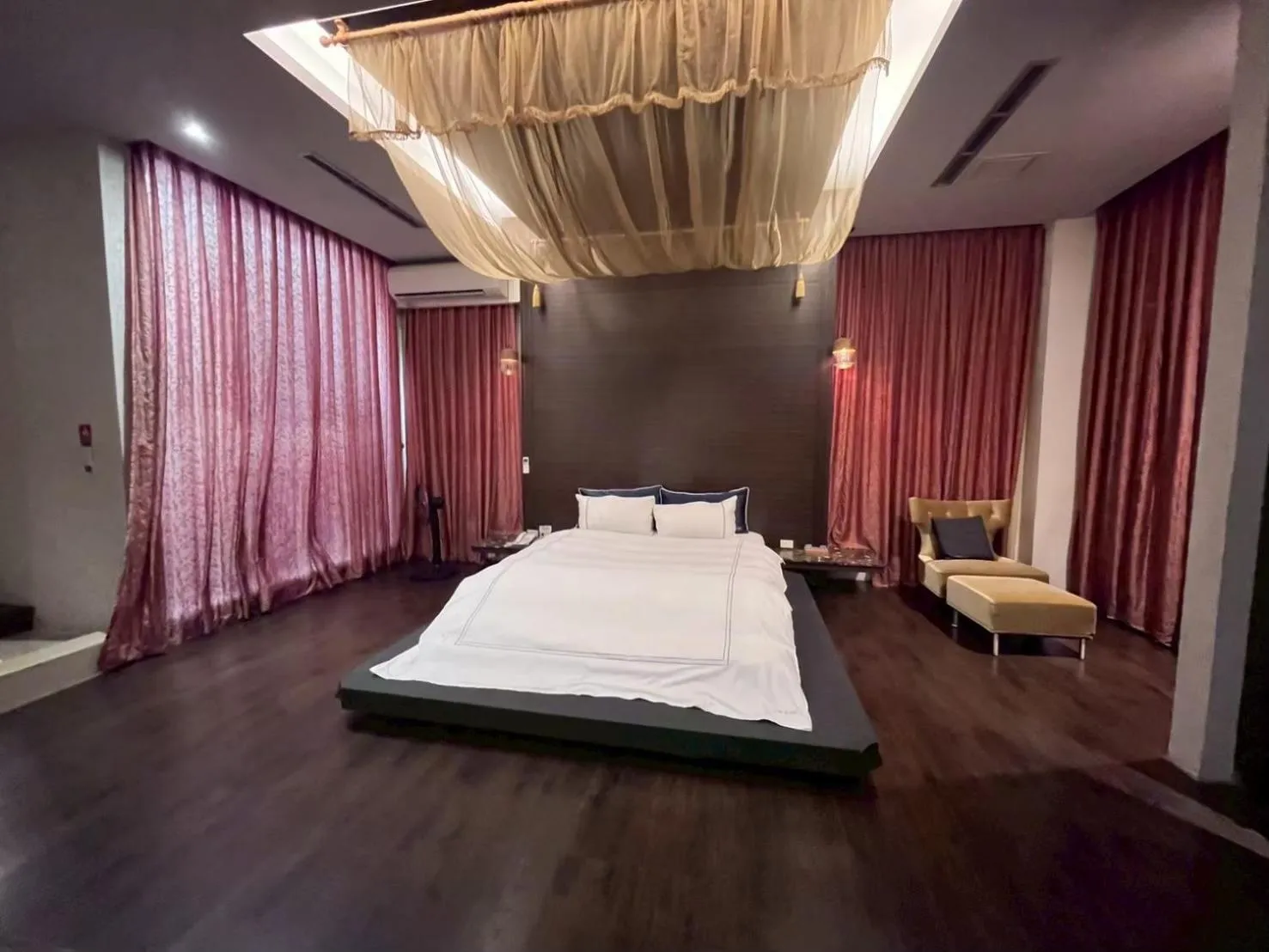 Bed in Her Home Spa Motel Chiayi
