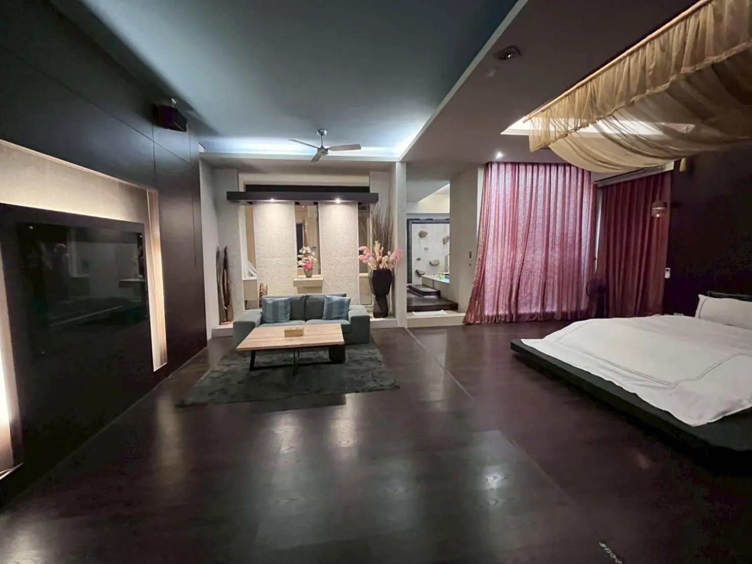 Bed in Her Home Spa Motel Chiayi