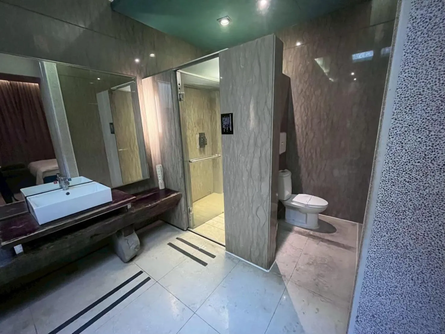 Her Home Spa Motel Chiayi