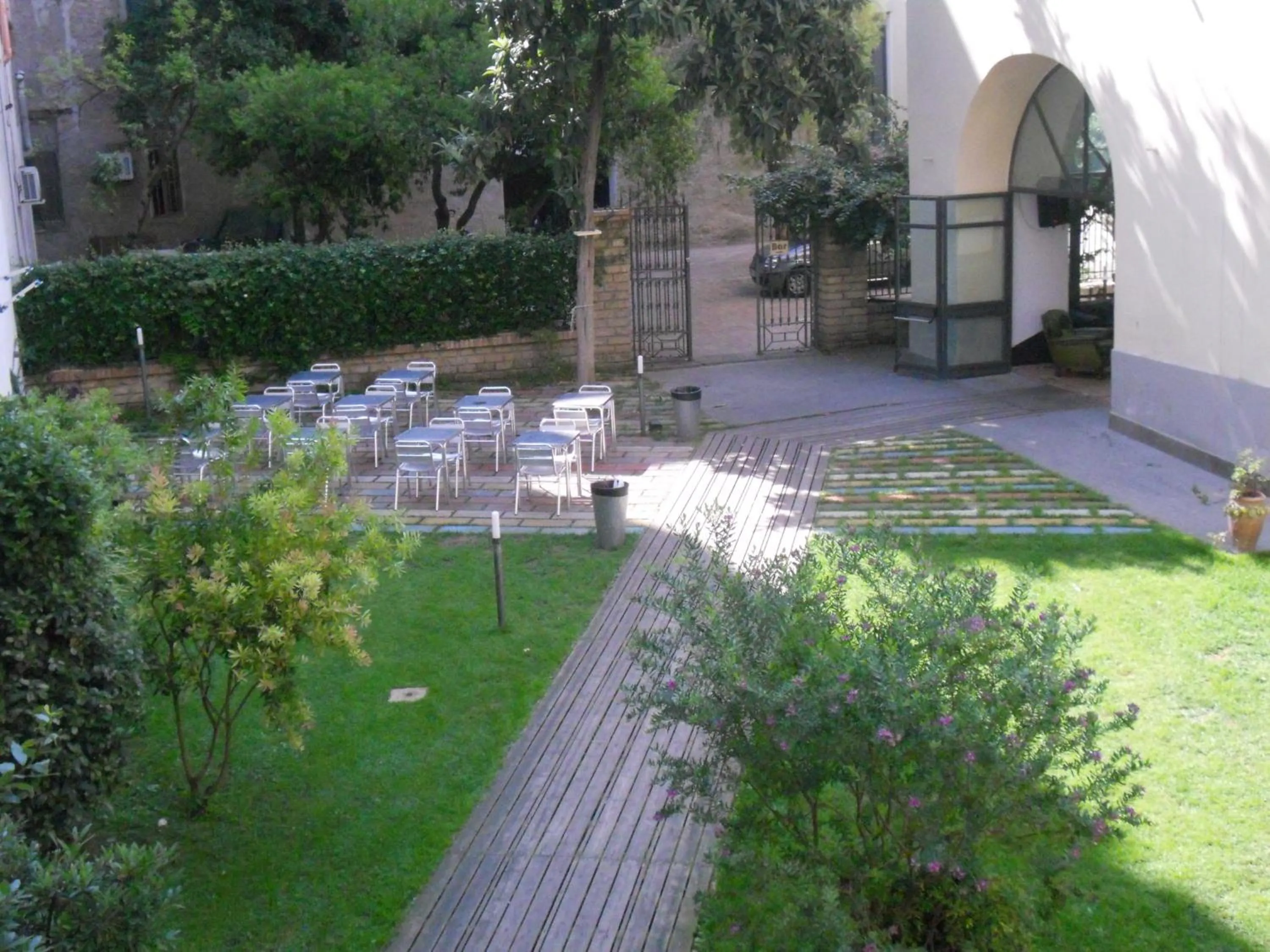 Facade/entrance in La Controra Hostel Naples