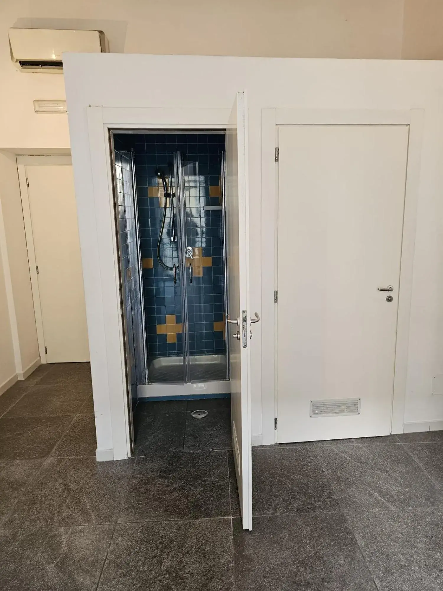 Bed in 4-Bed Mixed Dormitory Room with En suite Bathroom in La Controra Hostel Naples Bed in 4-Bed Mixed Dormitory Room with En suite Bathroom in La Controra Hostel Naples