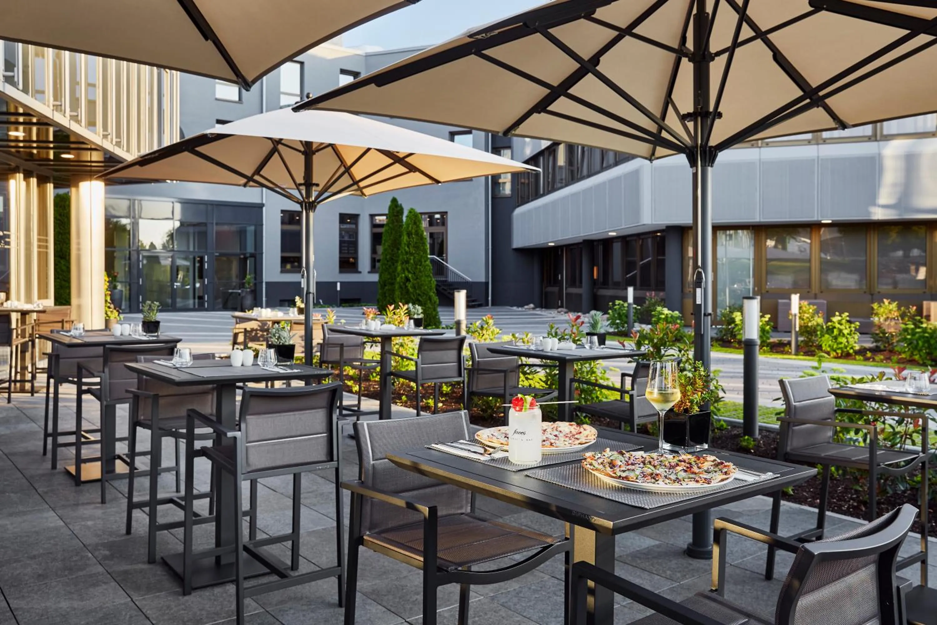 Restaurant/places to eat in LEGERE HOTEL Wiesbaden-Taunusstein