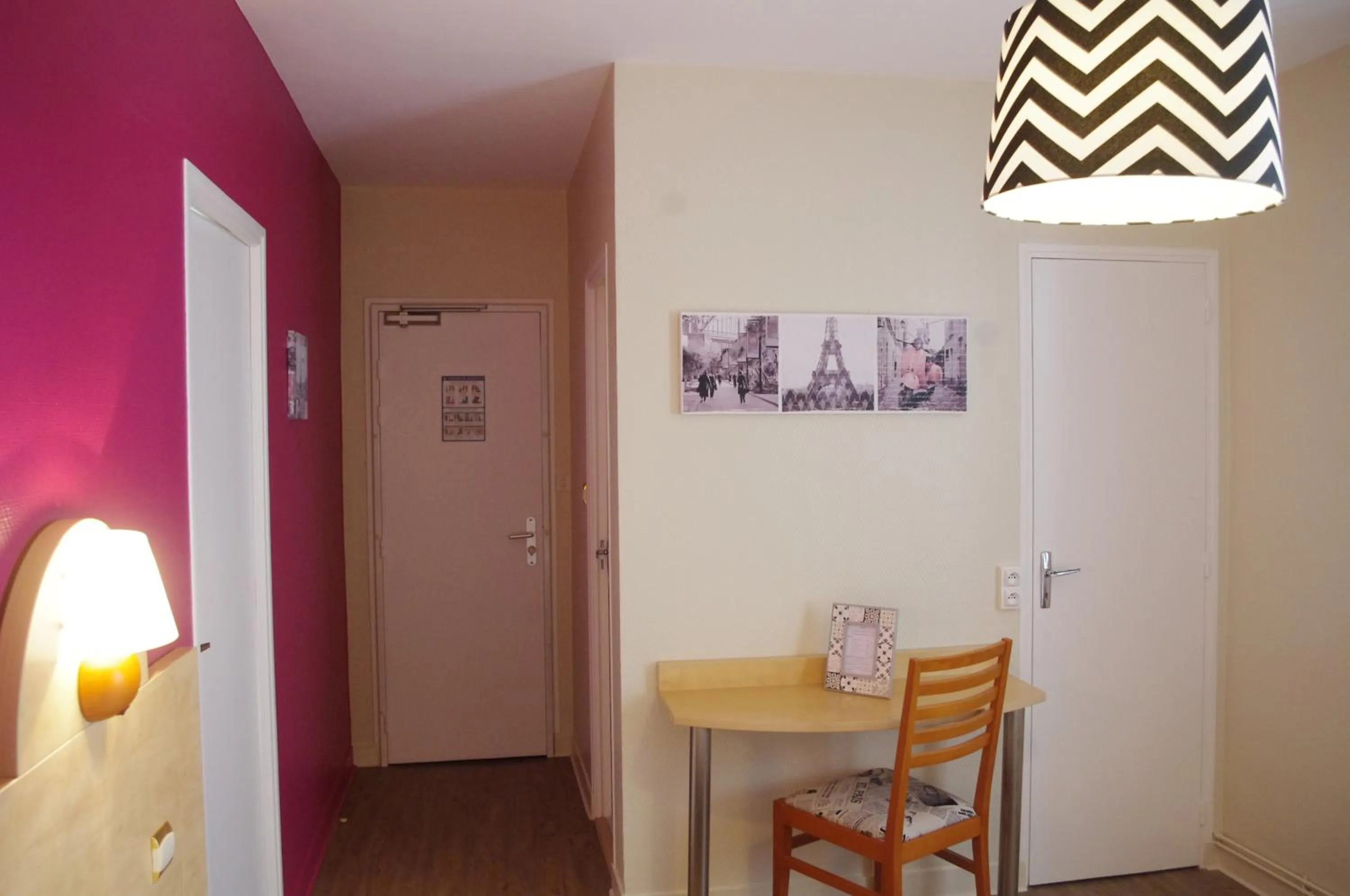 Photo of the whole room in Hôtel De Paris