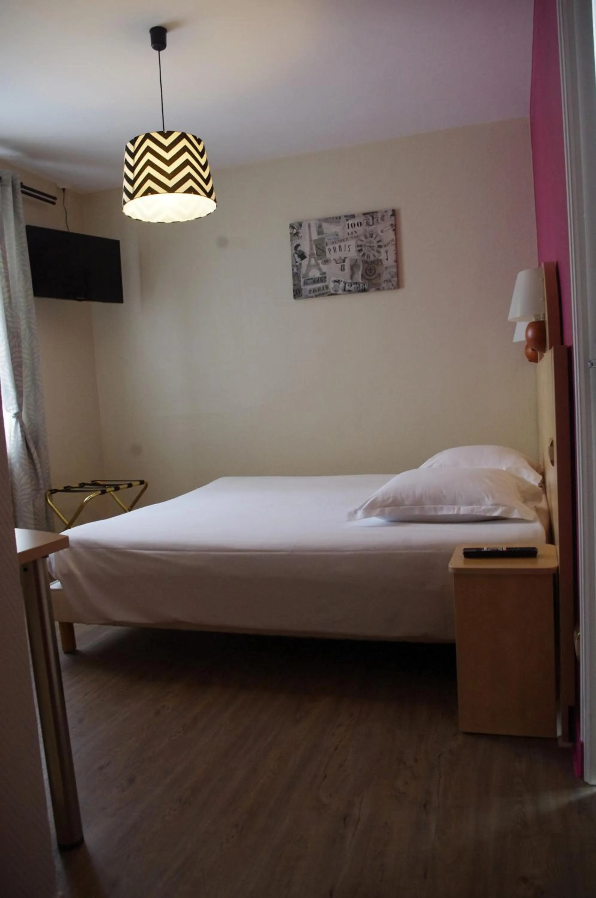 Photo of the whole room, Bed in Hôtel De Paris