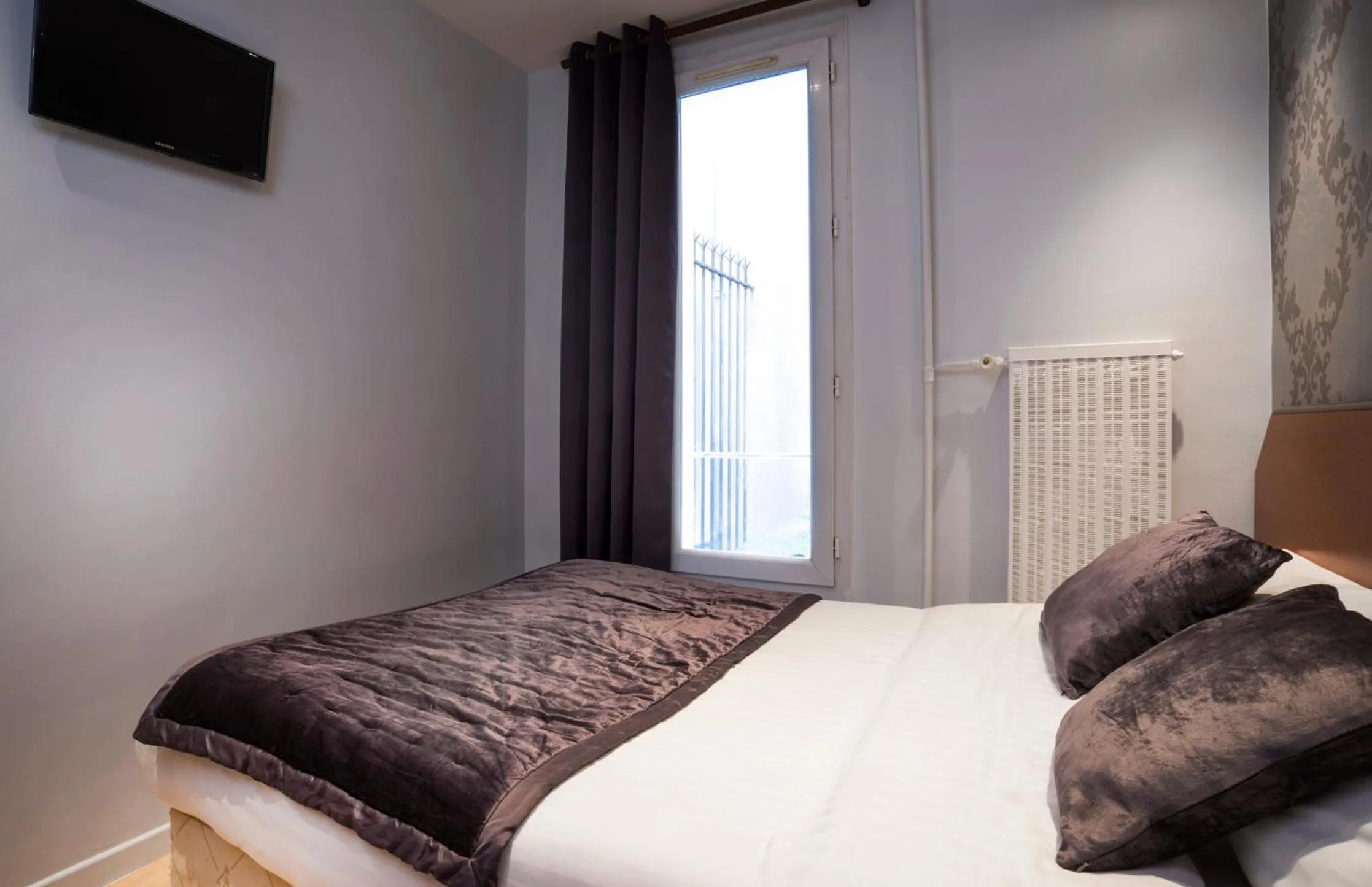 Bedroom, Bed in Hôtel Du Brésil