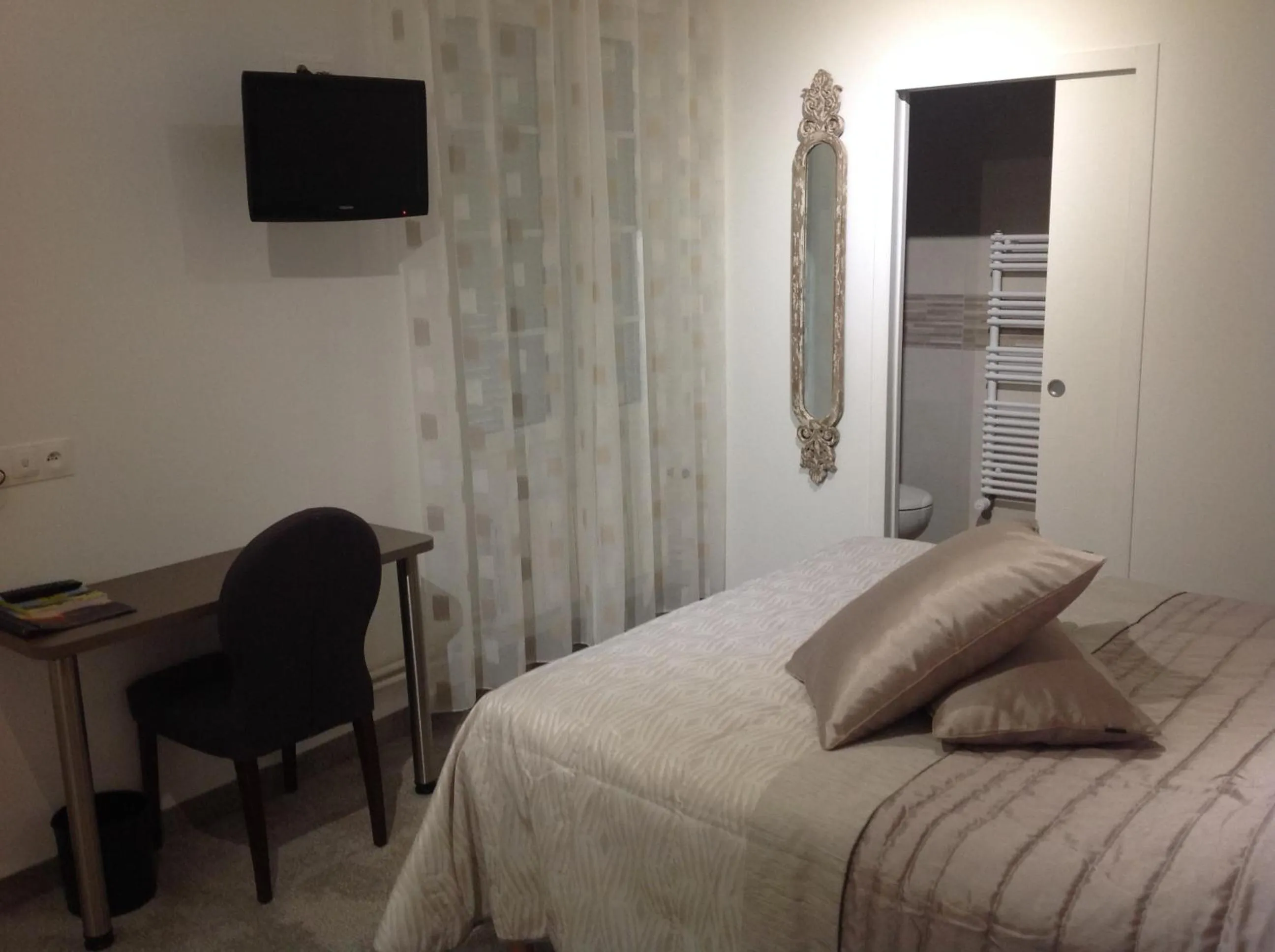 Bed in Auberge De L'Abbaye-Logis Hôtel Restaurant