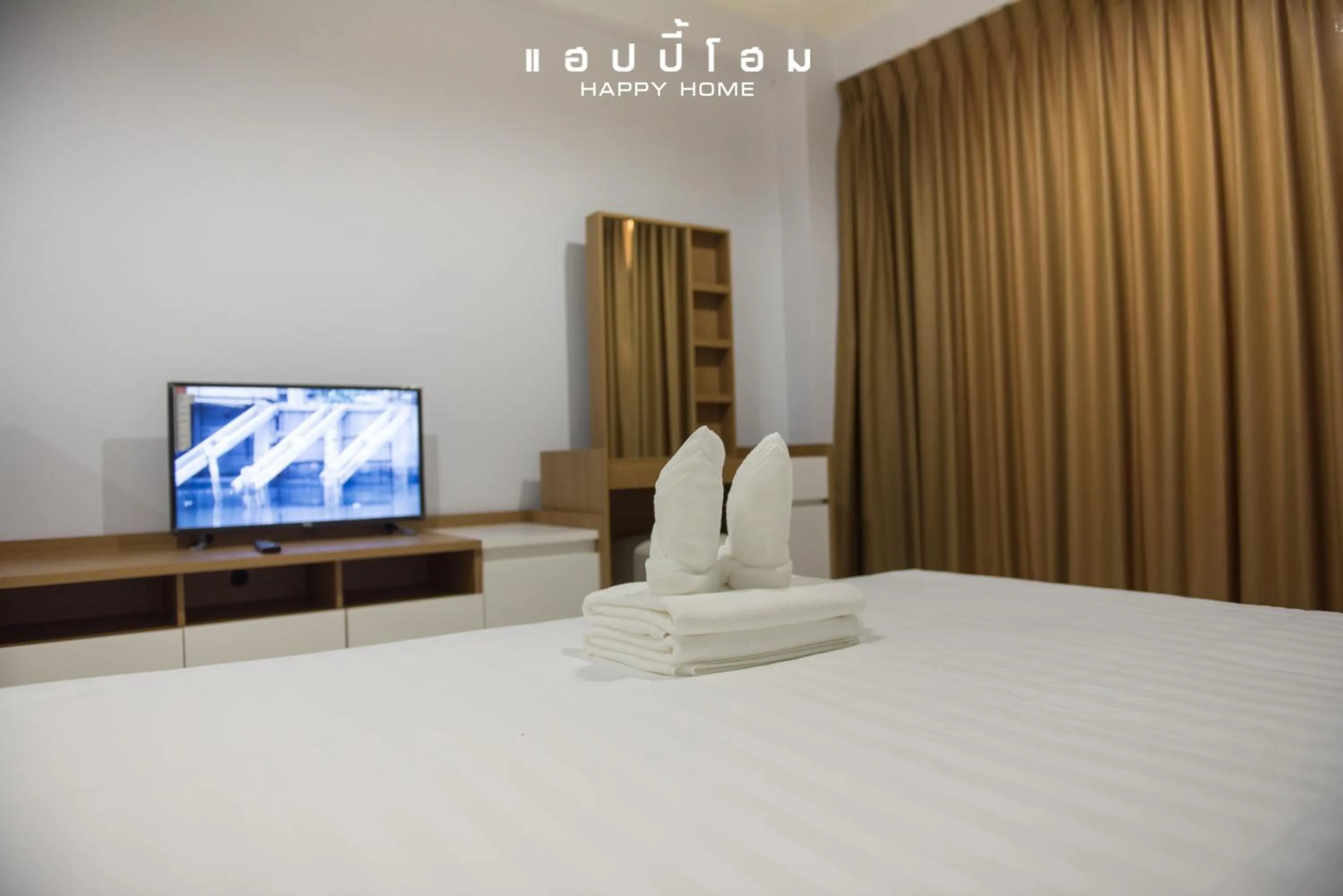 Photo of the whole room, Bed in Happy Home