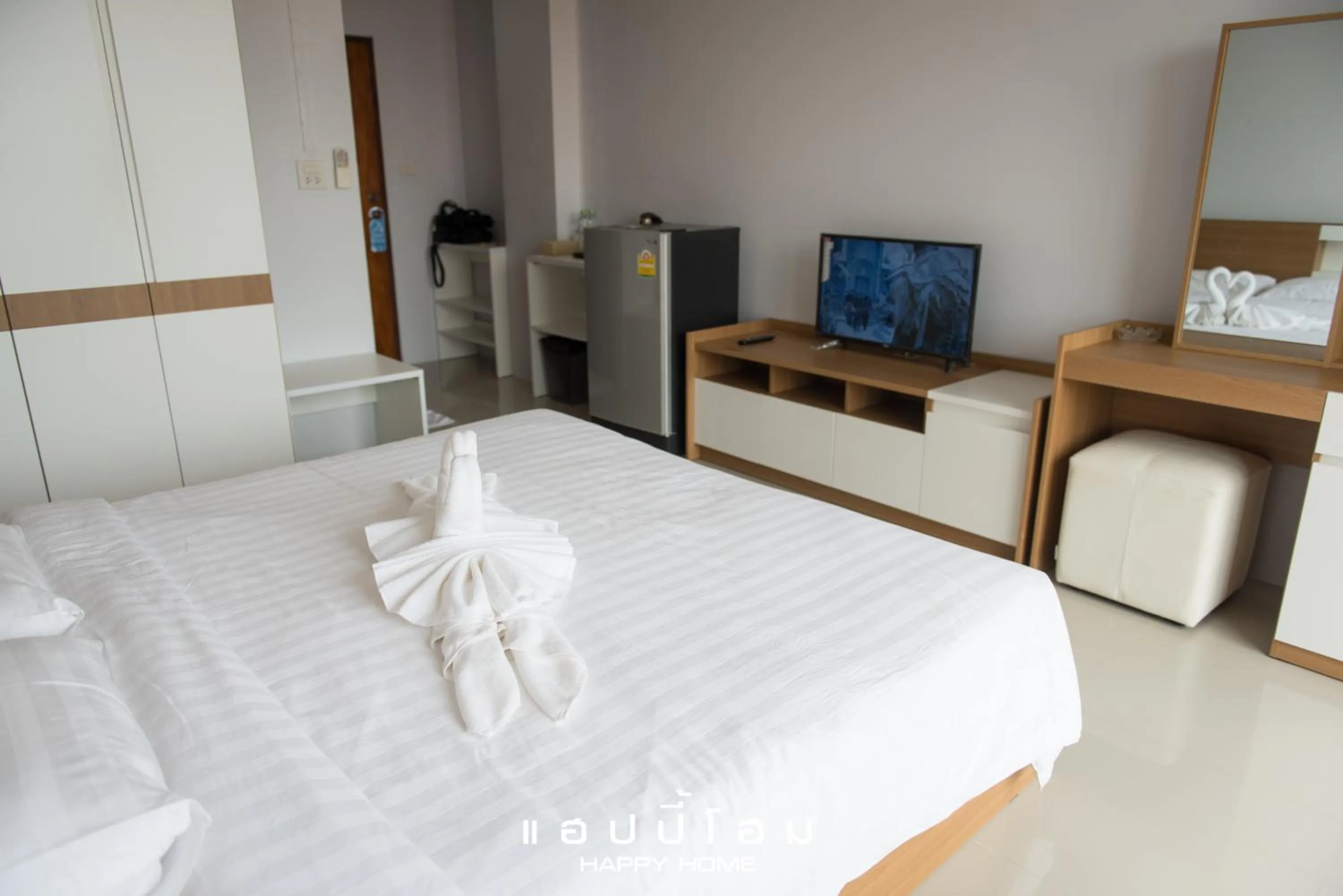 Photo of the whole room, Bed in Happy Home