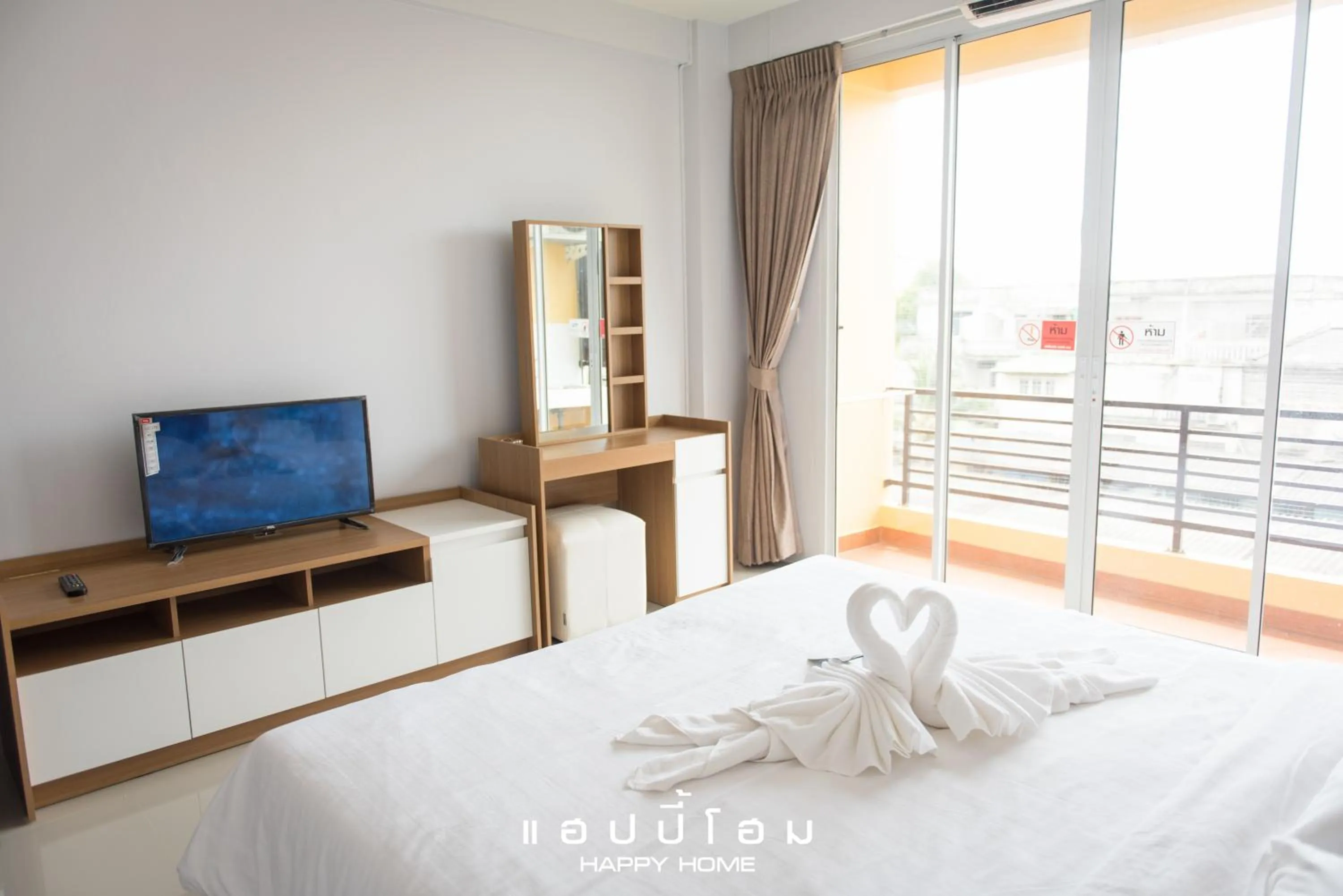 Photo of the whole room, Bed in Happy Home