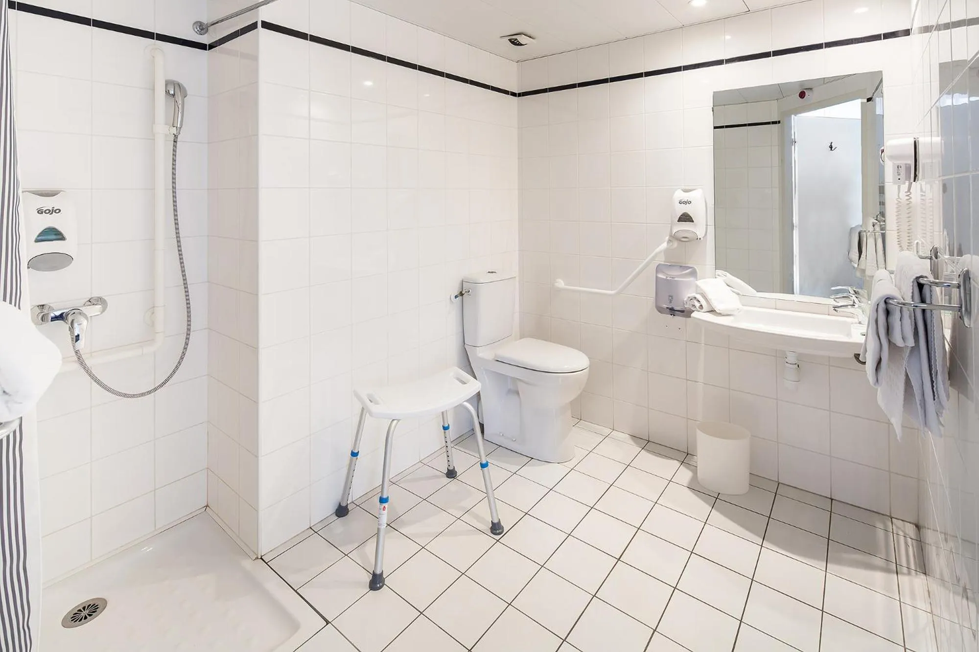 Shower in Hôtel Notre Dame de France