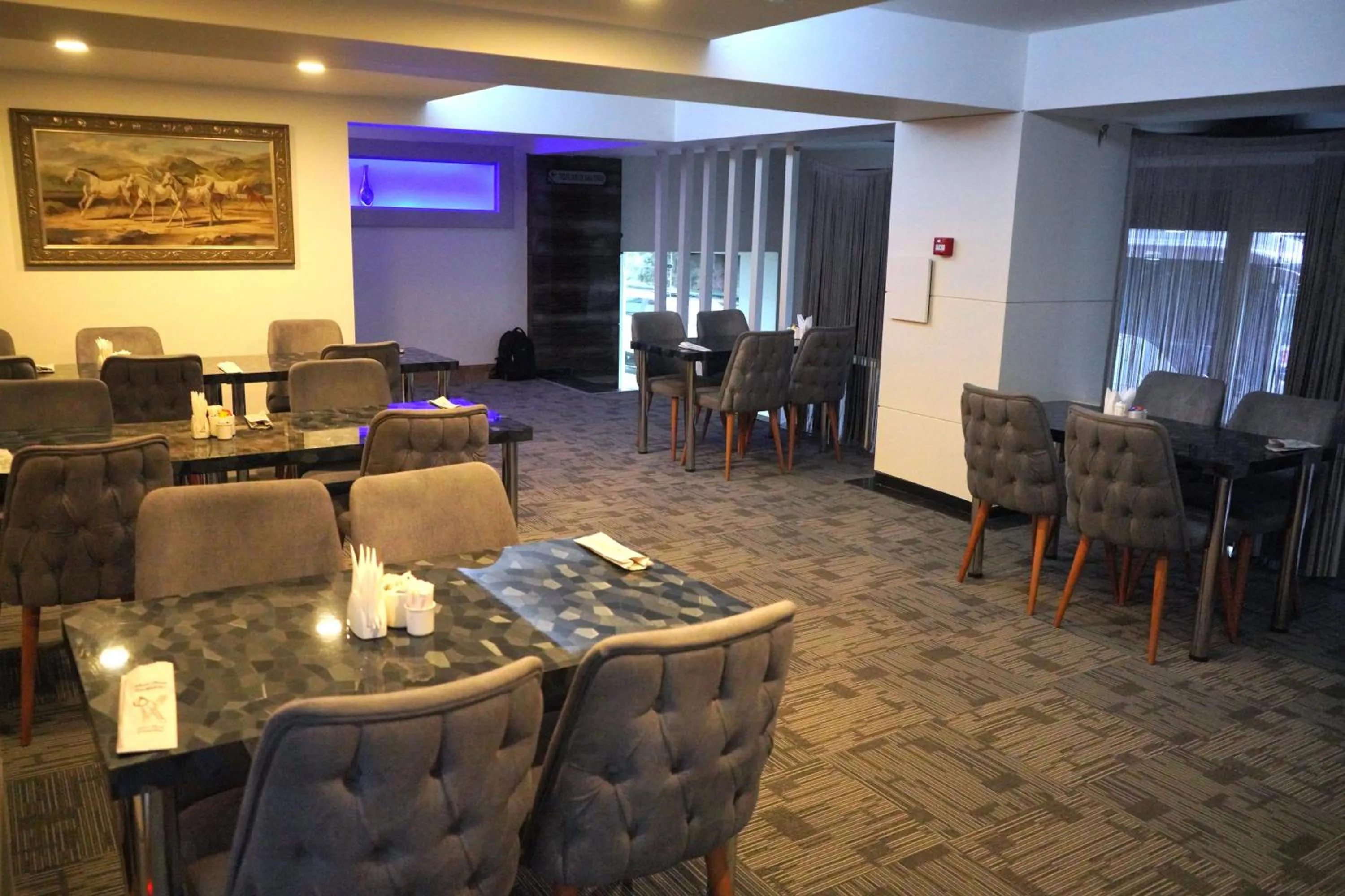 Restaurant/places to eat in Lioncity Hotel