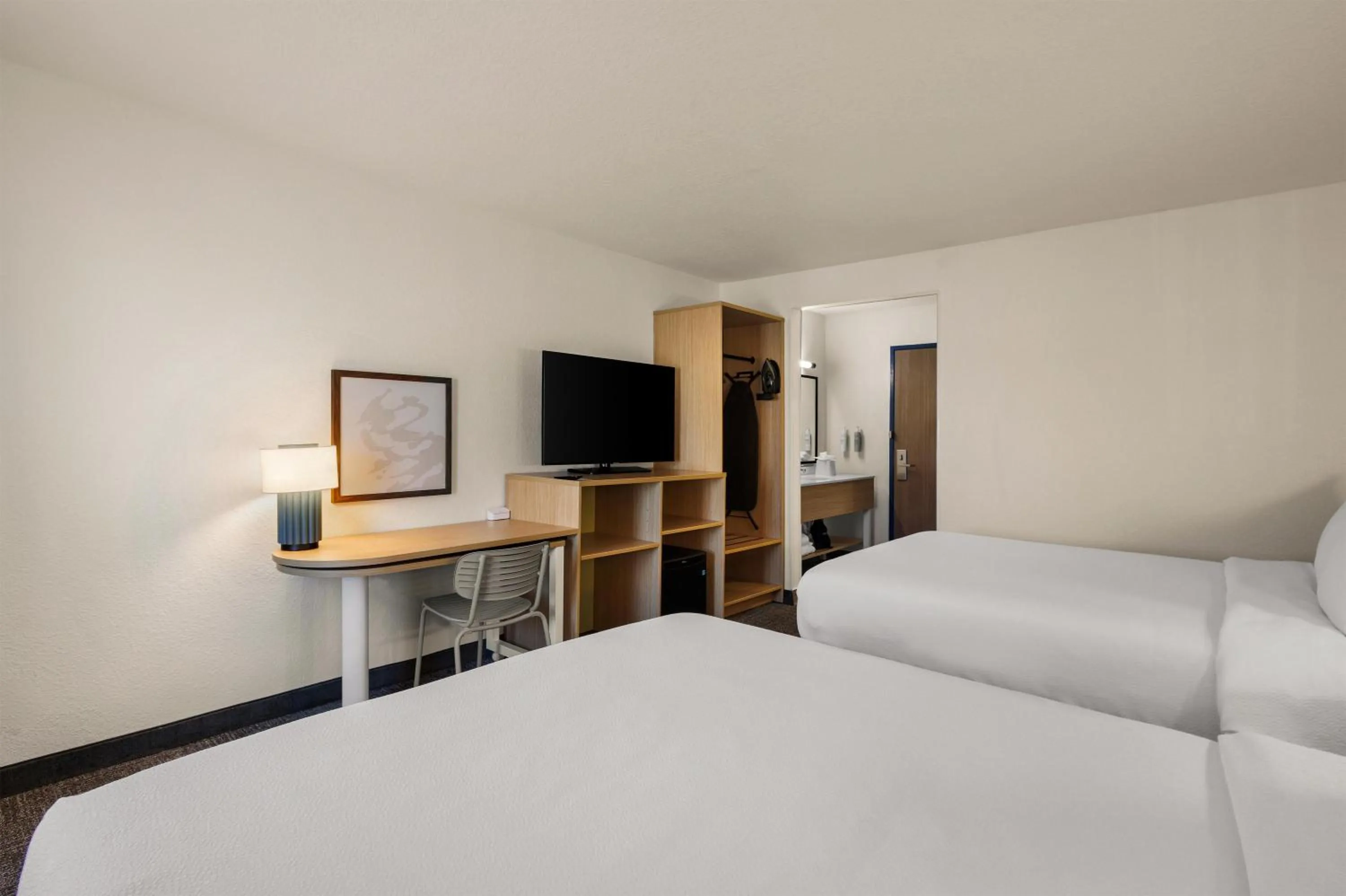 Bedroom, Bed in Spark By Hilton Fort Wayne