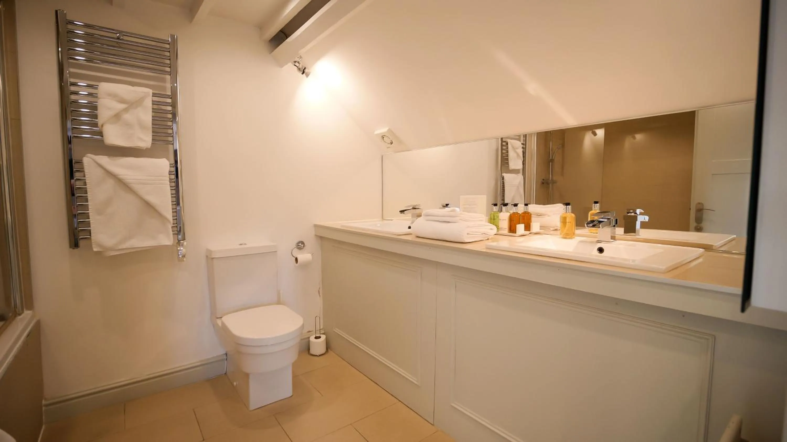 Castle Hotel & Apartments