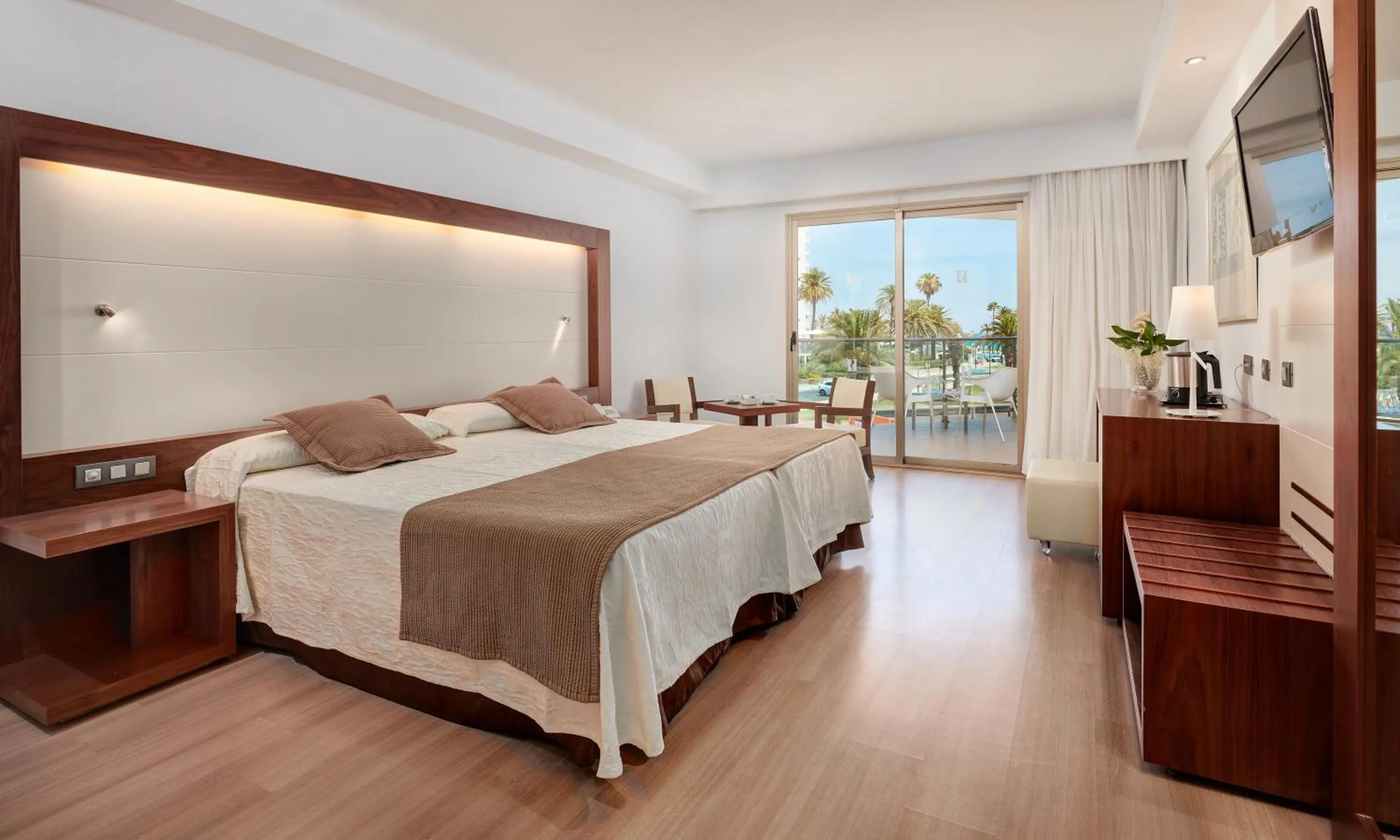 Bed in Hipotels Cala Millor Park