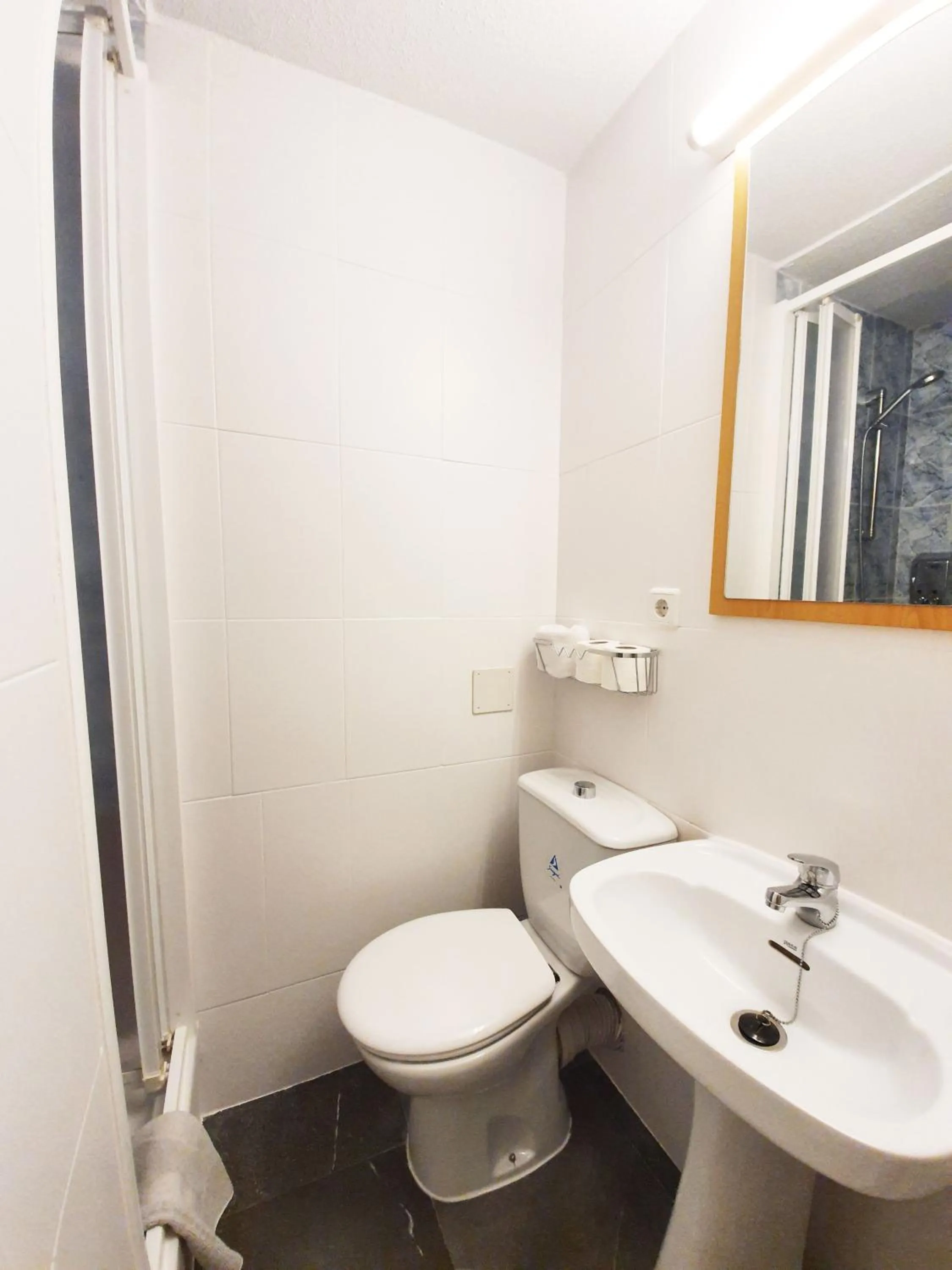 Bathroom in Hostal Alicante