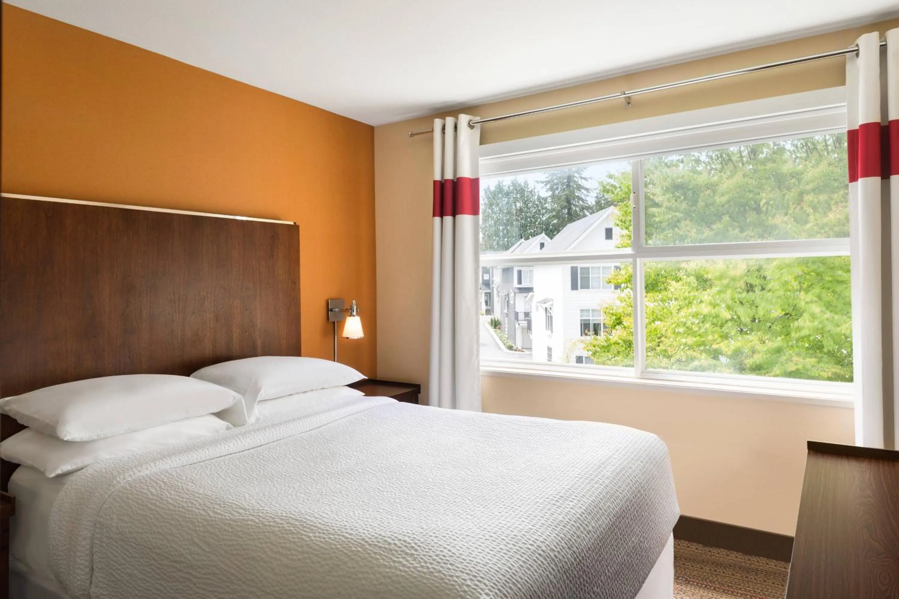 Photo of the whole room, Bed in Four Points by Sheraton Surrey