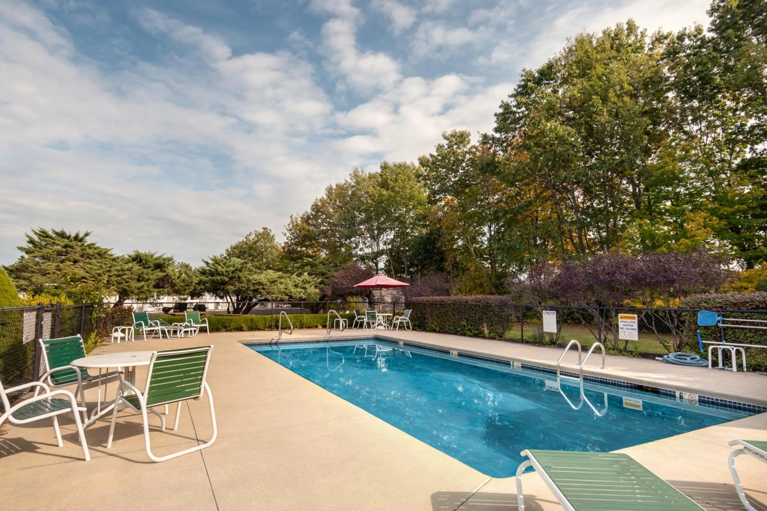 Swimming pool in Anchorage Inn Rochester