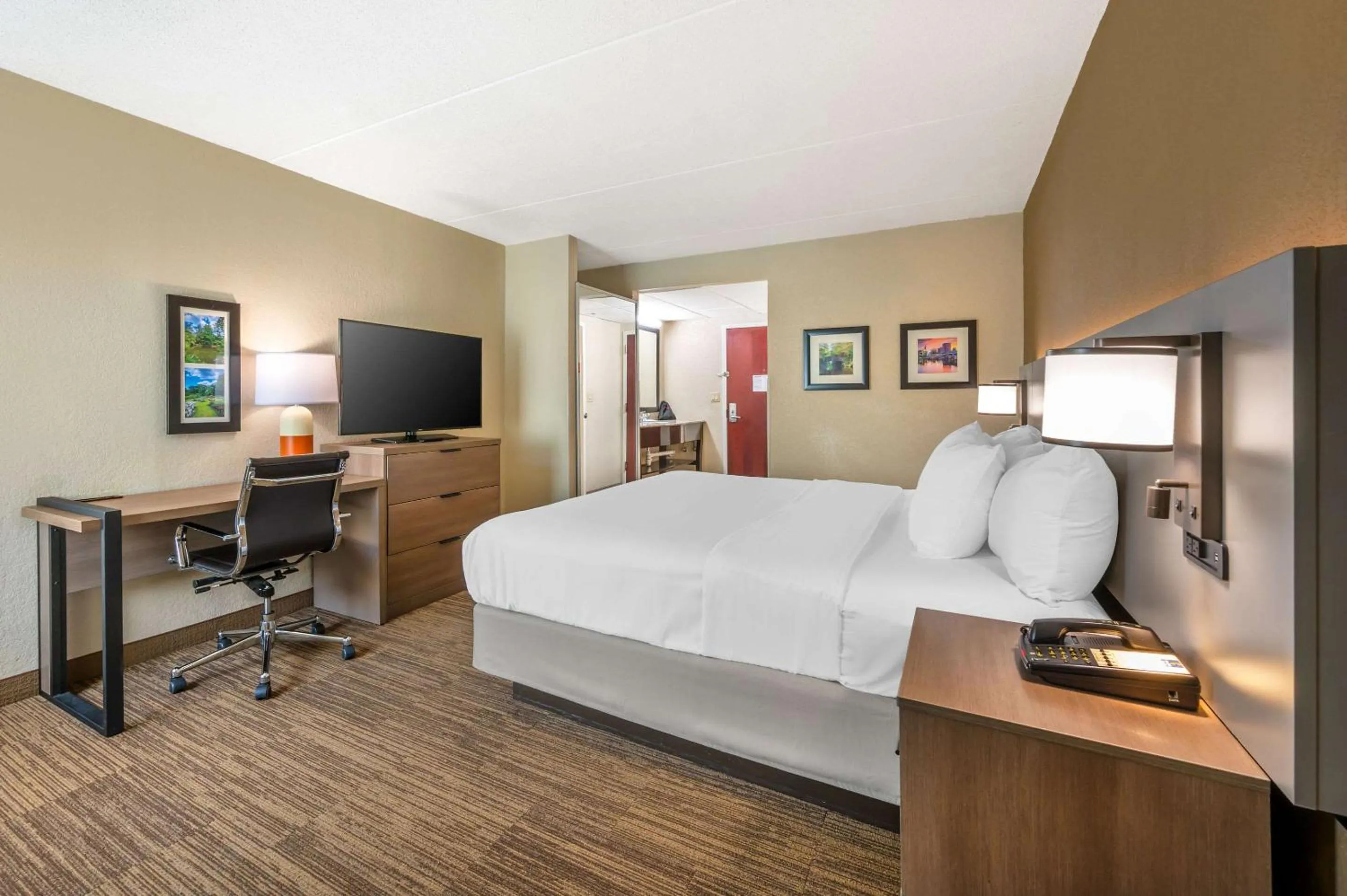 Bedroom, Bed in Comfort Inn & Suites East Hartford - Hartford