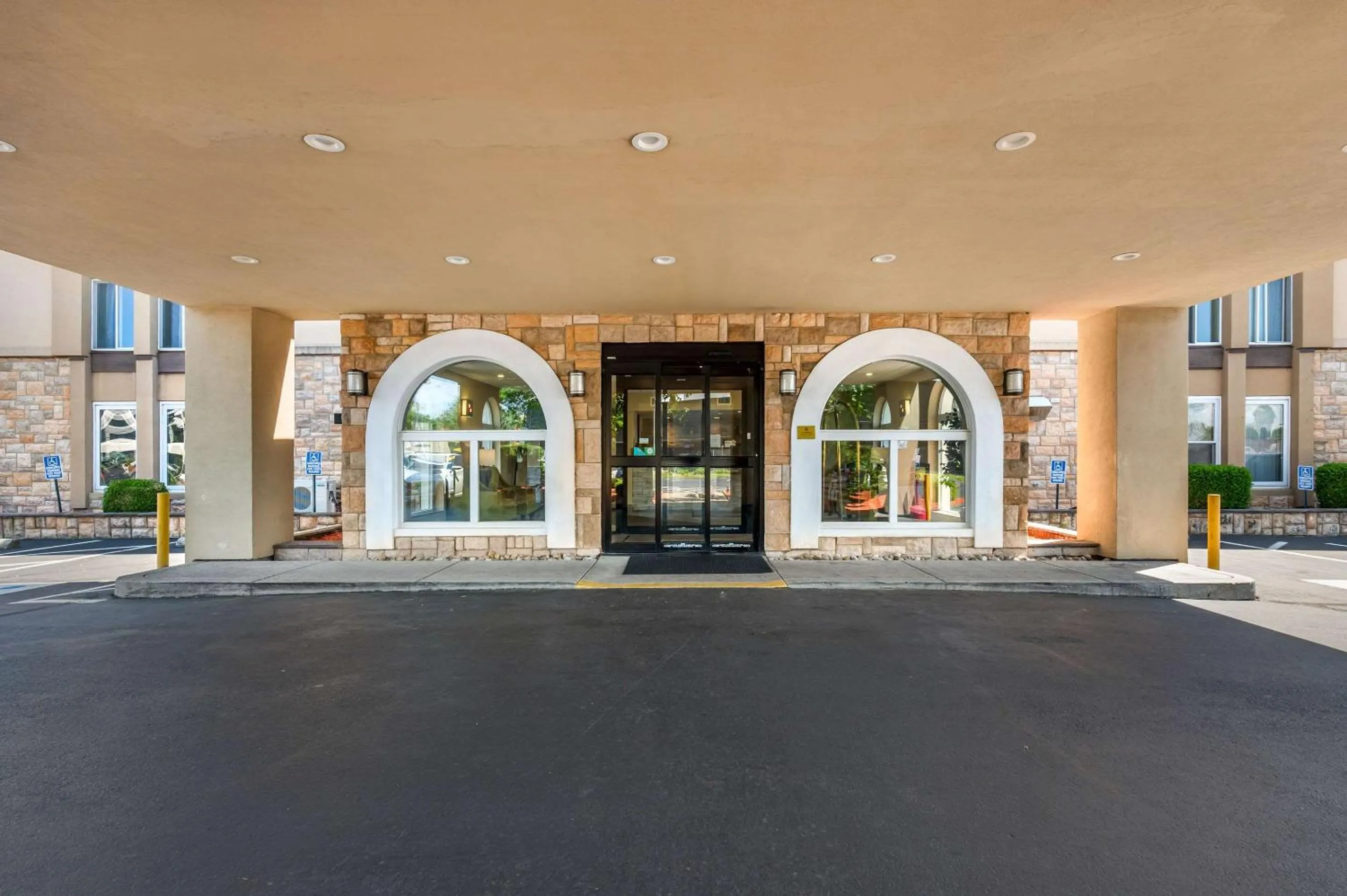 Property building in Comfort Inn & Suites East Hartford - Hartford