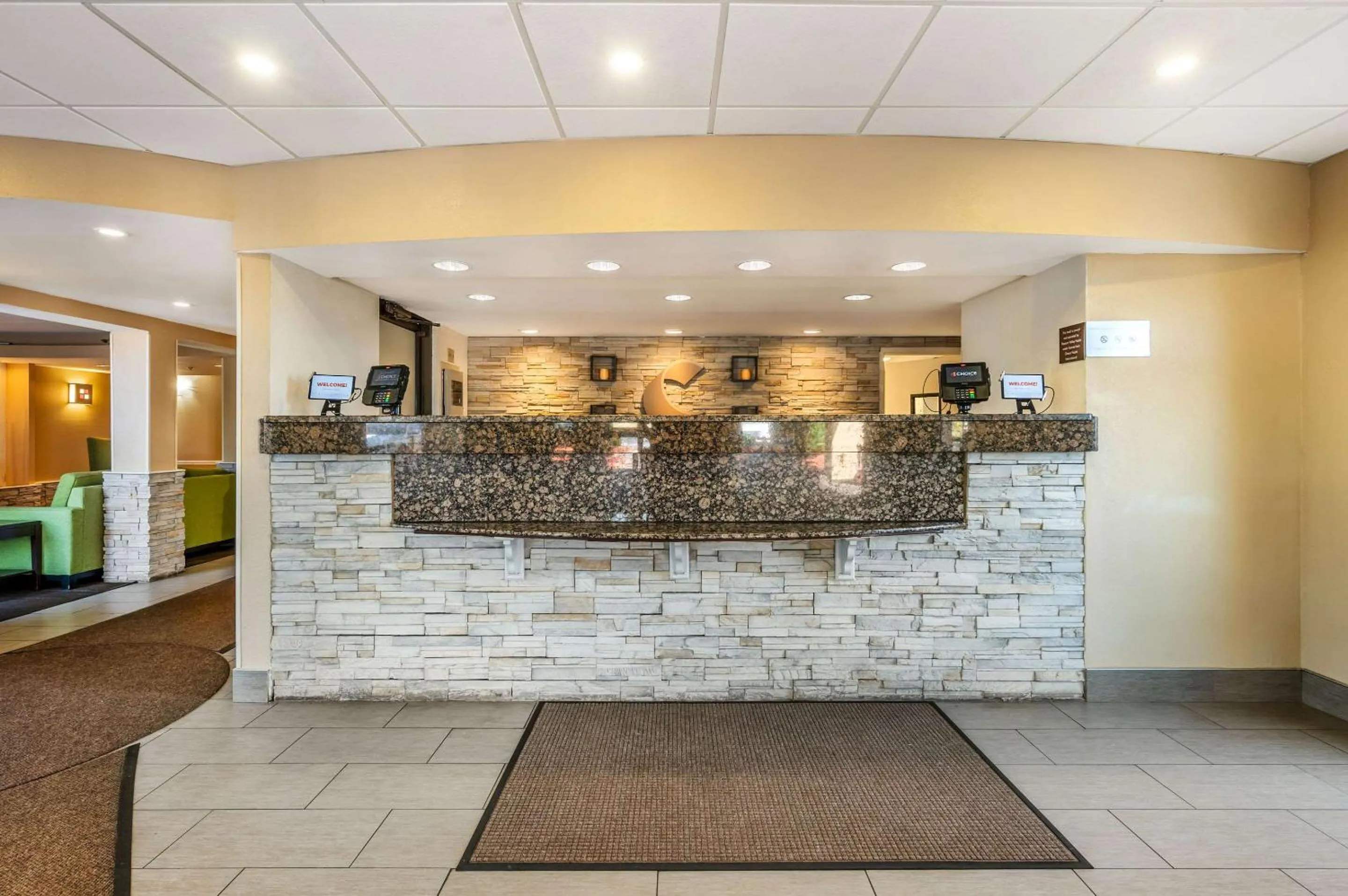 Lobby or reception in Comfort Inn & Suites East Hartford - Hartford