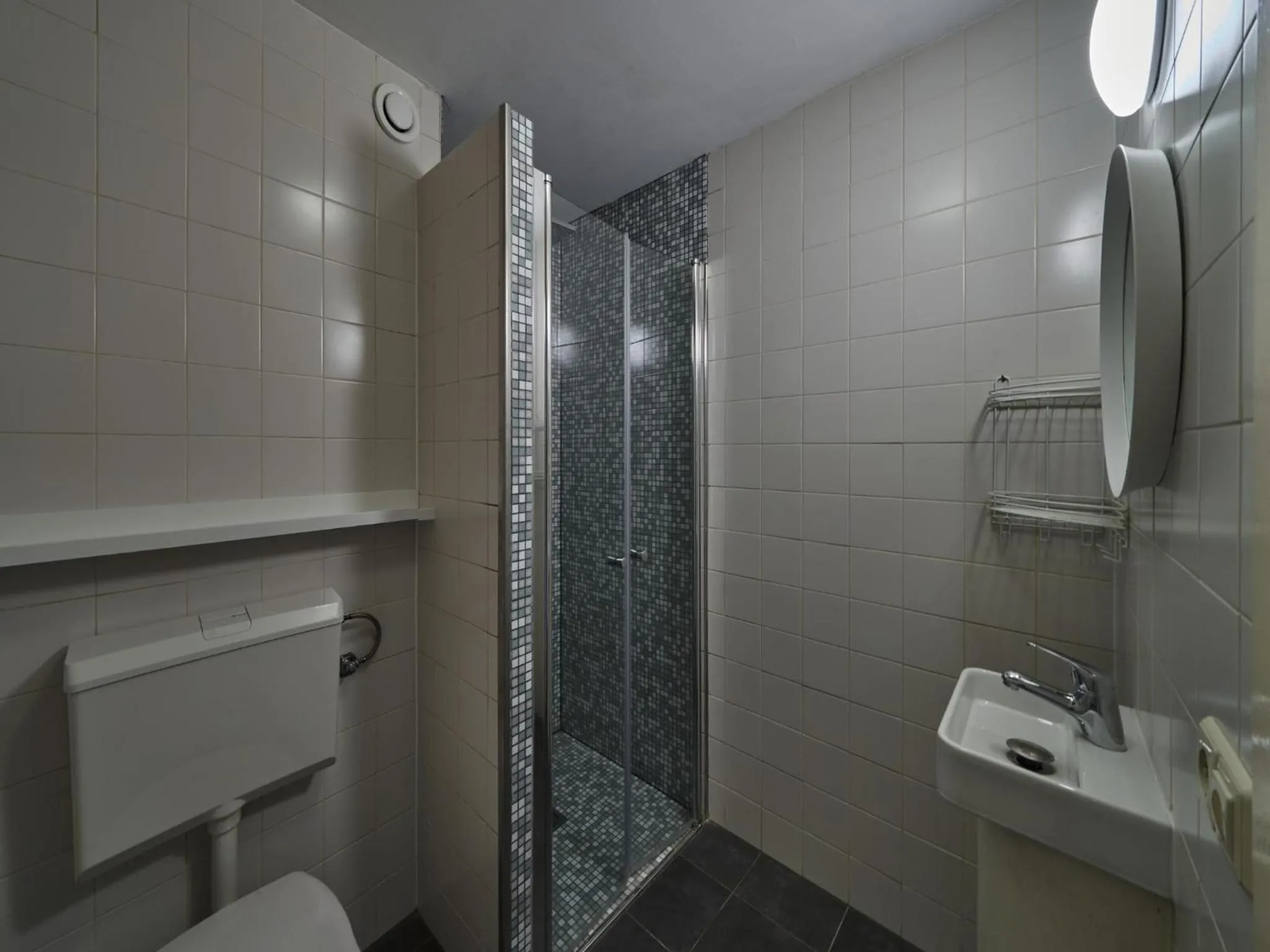 Bathroom in Spacious Apartment near Town Center in Mesch