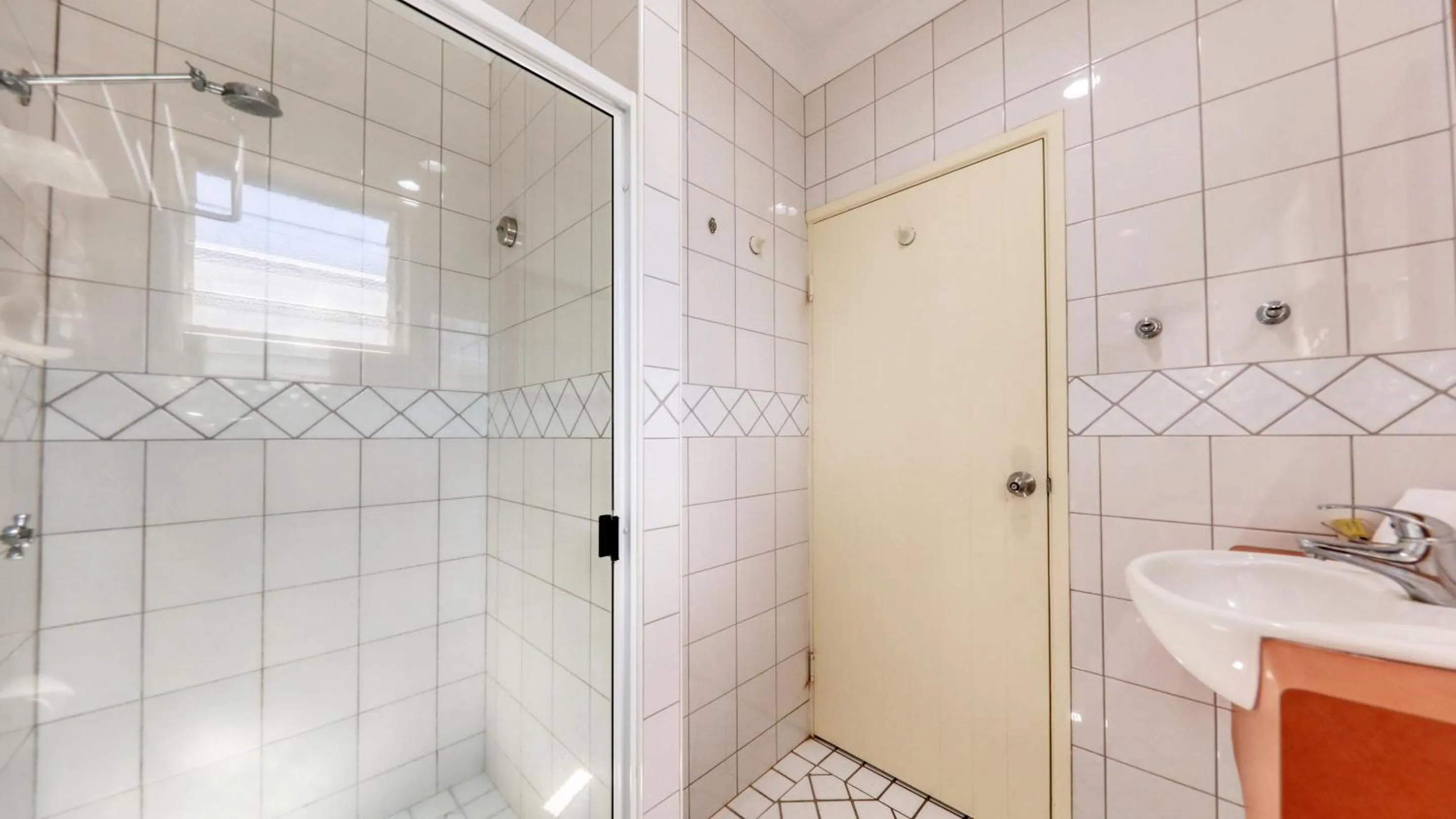 Bathroom in Mackay Rose Motel