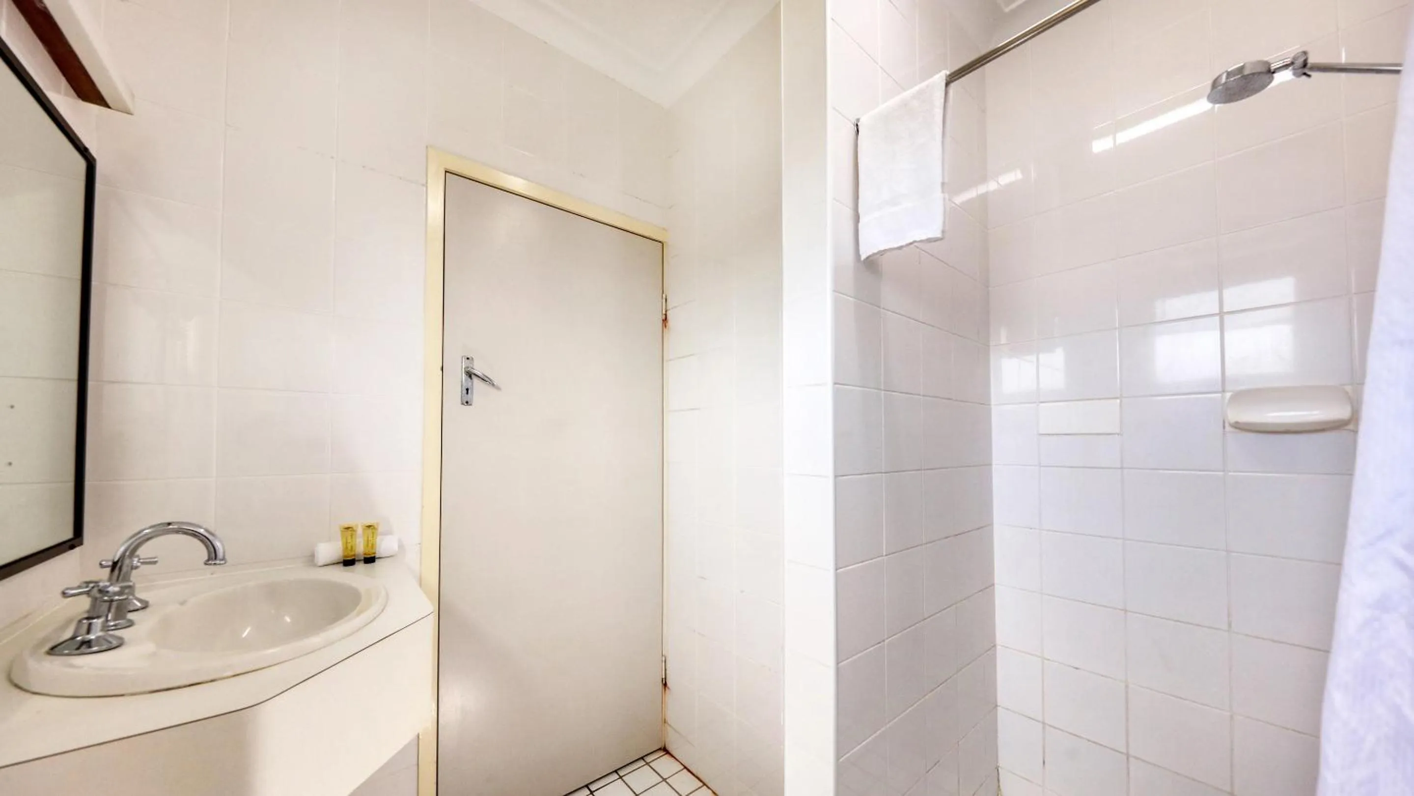 Bathroom in Mackay Rose Motel