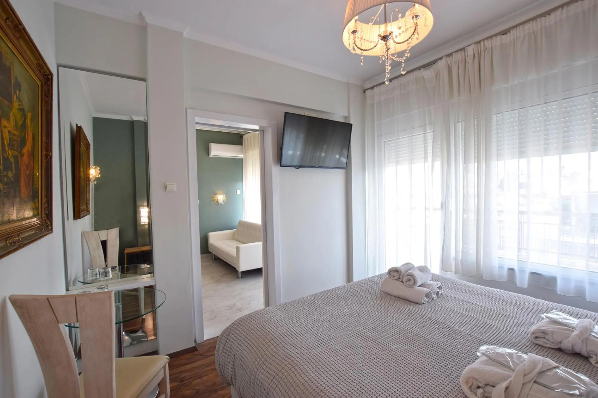 Photo of the whole room, Bed in John's Hotel