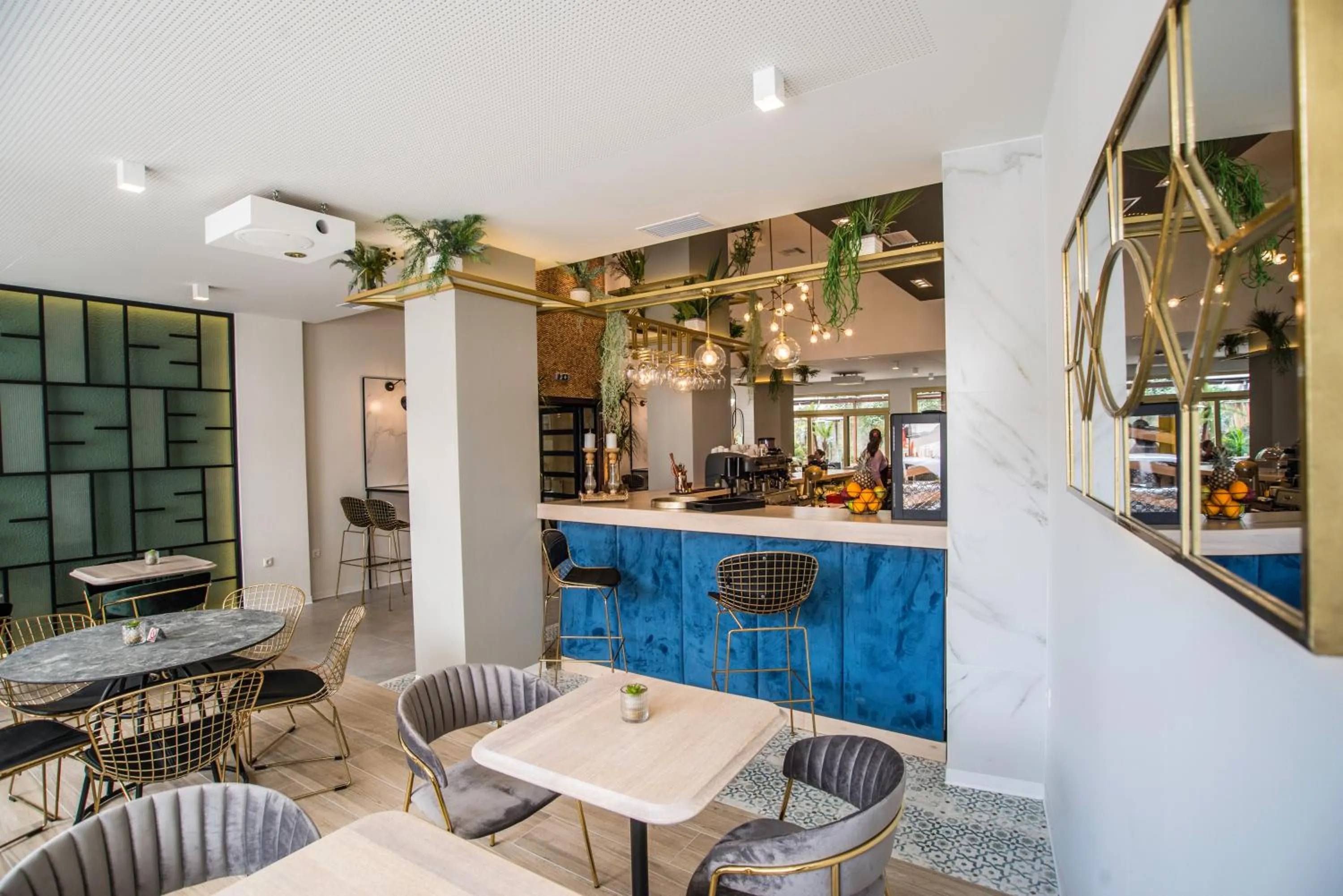 Restaurant/places to eat in John's Hotel