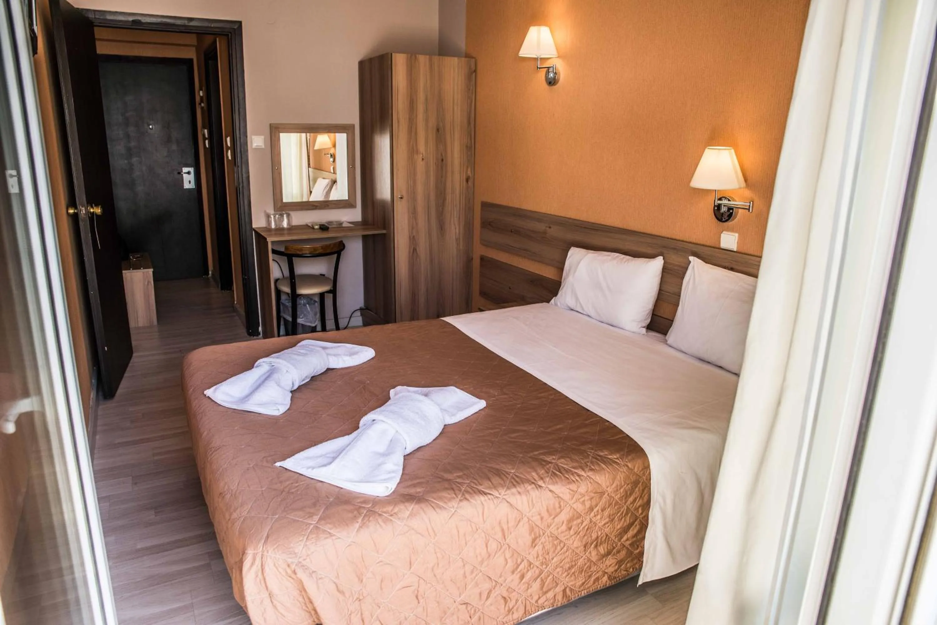 Bedroom, Bed in John's Hotel