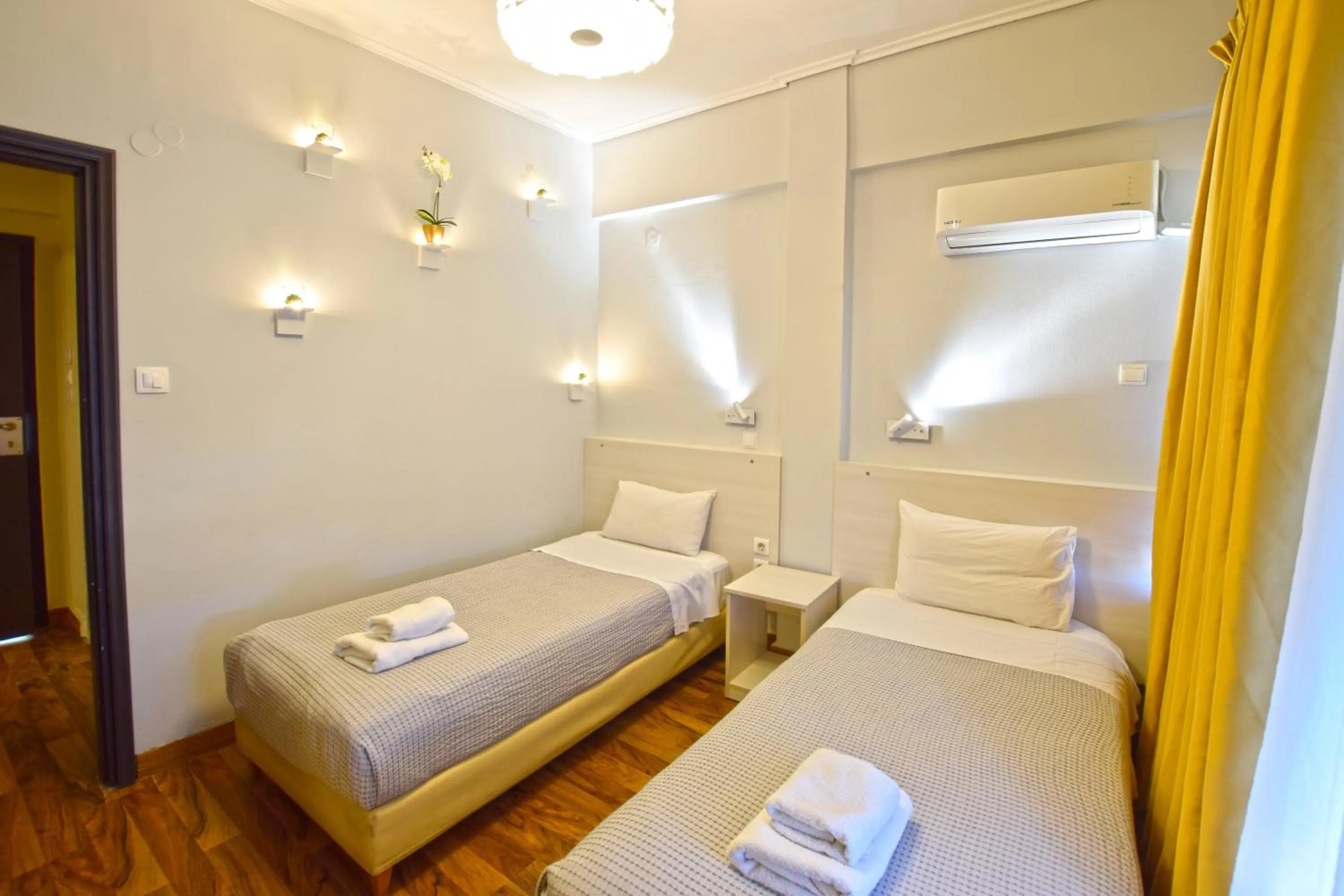 Bedroom, Bed in John's Hotel