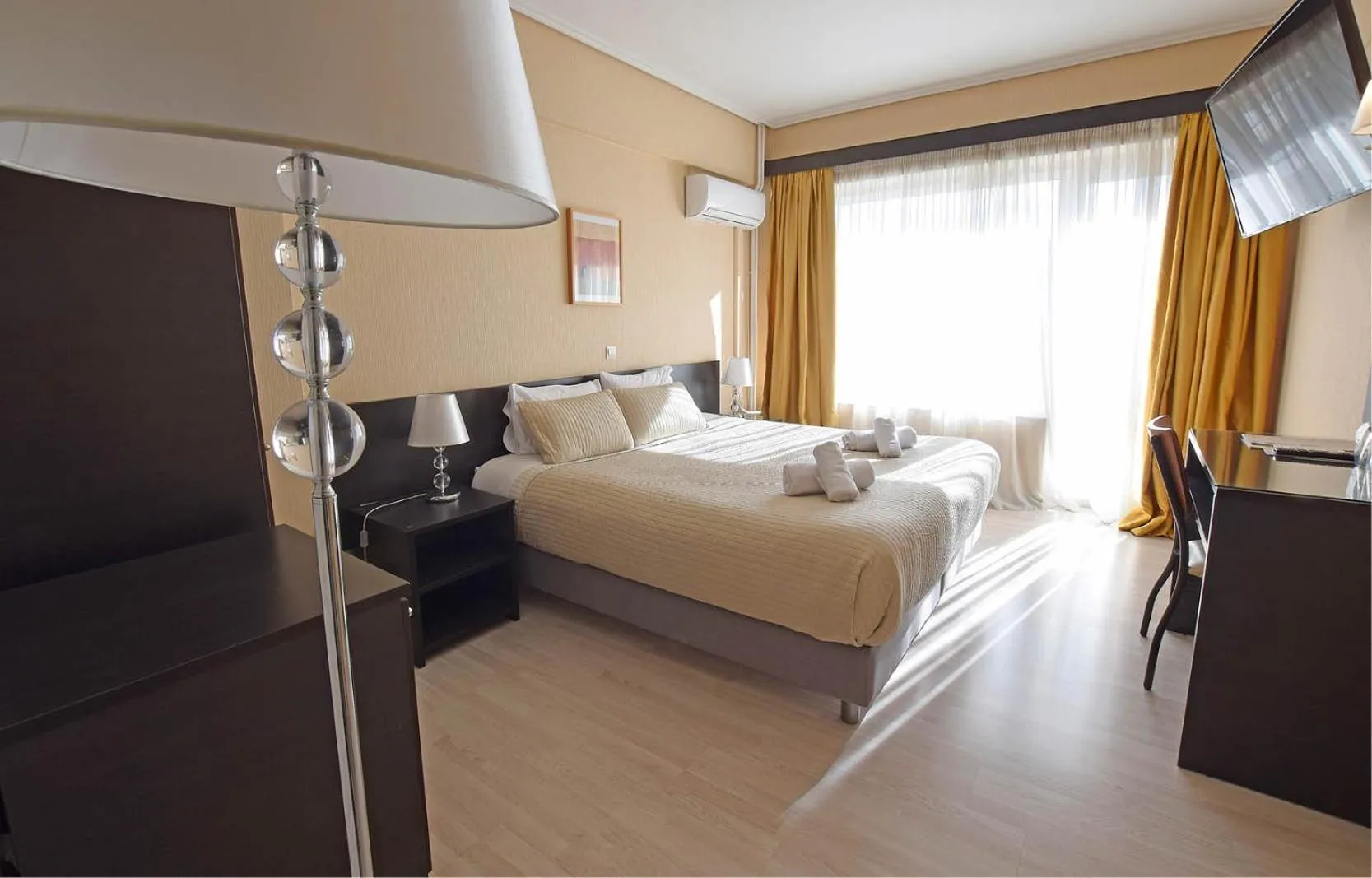 Photo of the whole room, Bed in John's Hotel