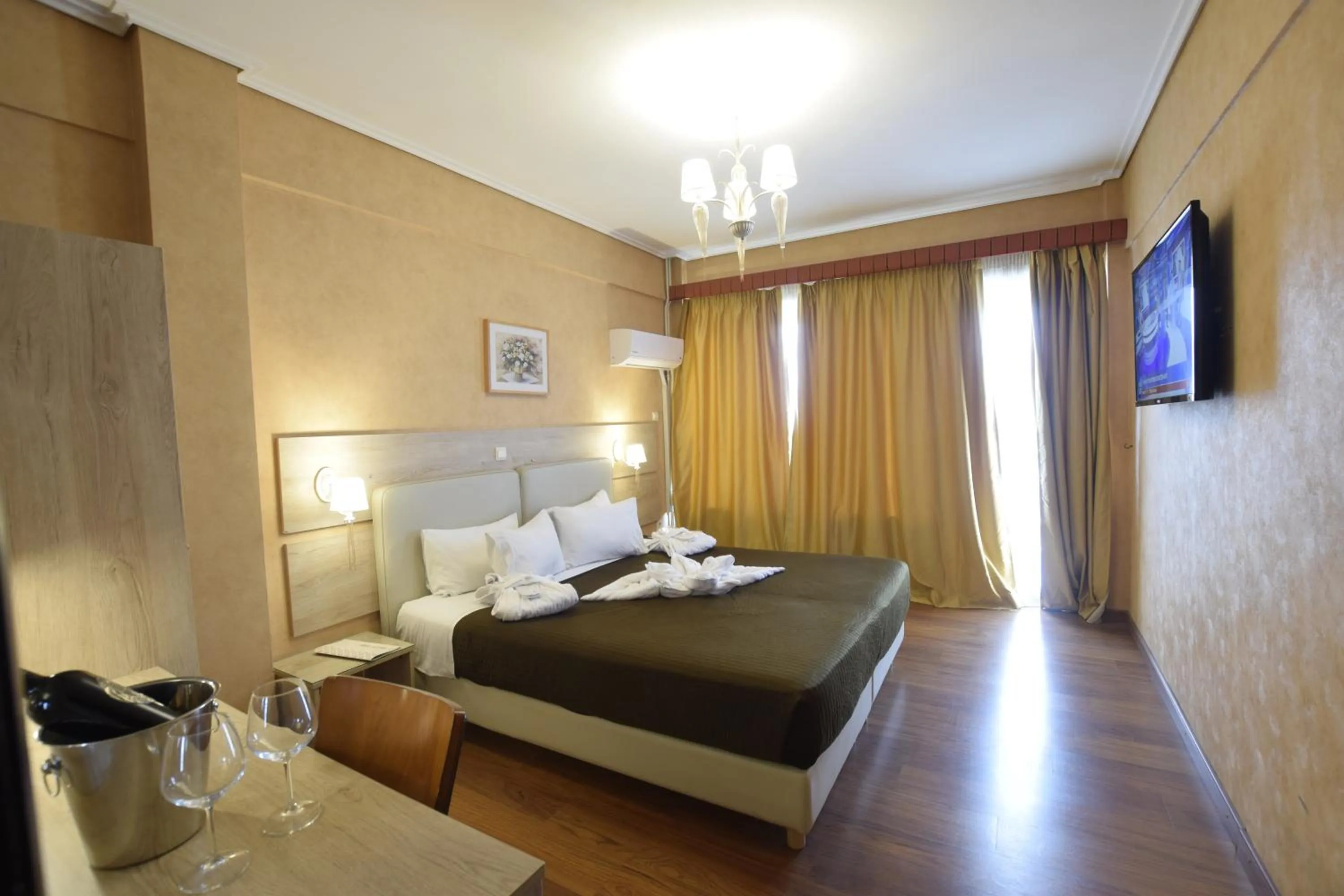 Bedroom, Bed in John's Hotel