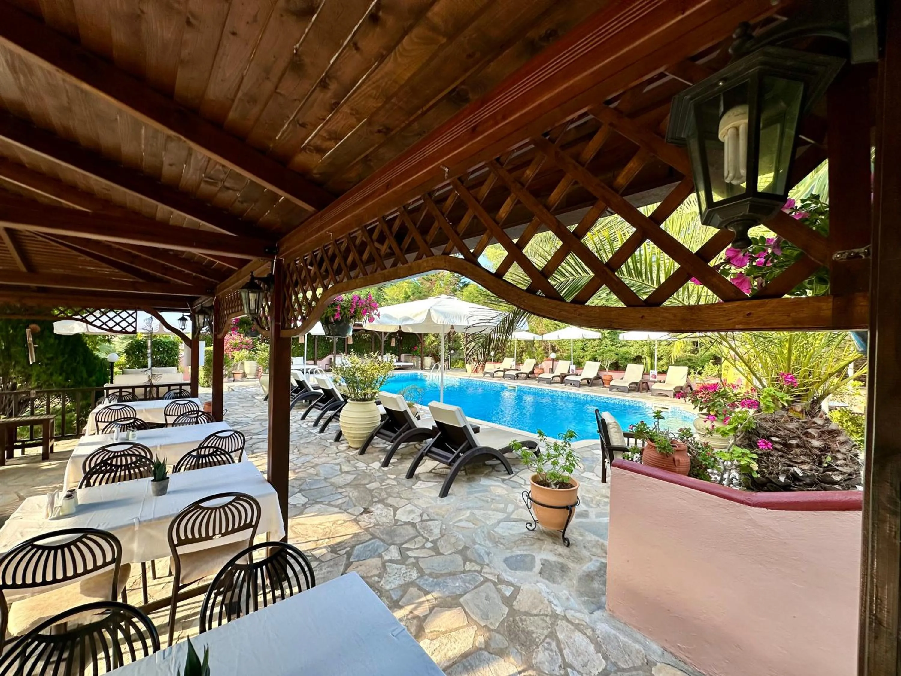 Restaurant/places to eat in Agrili Apartments & Rooms