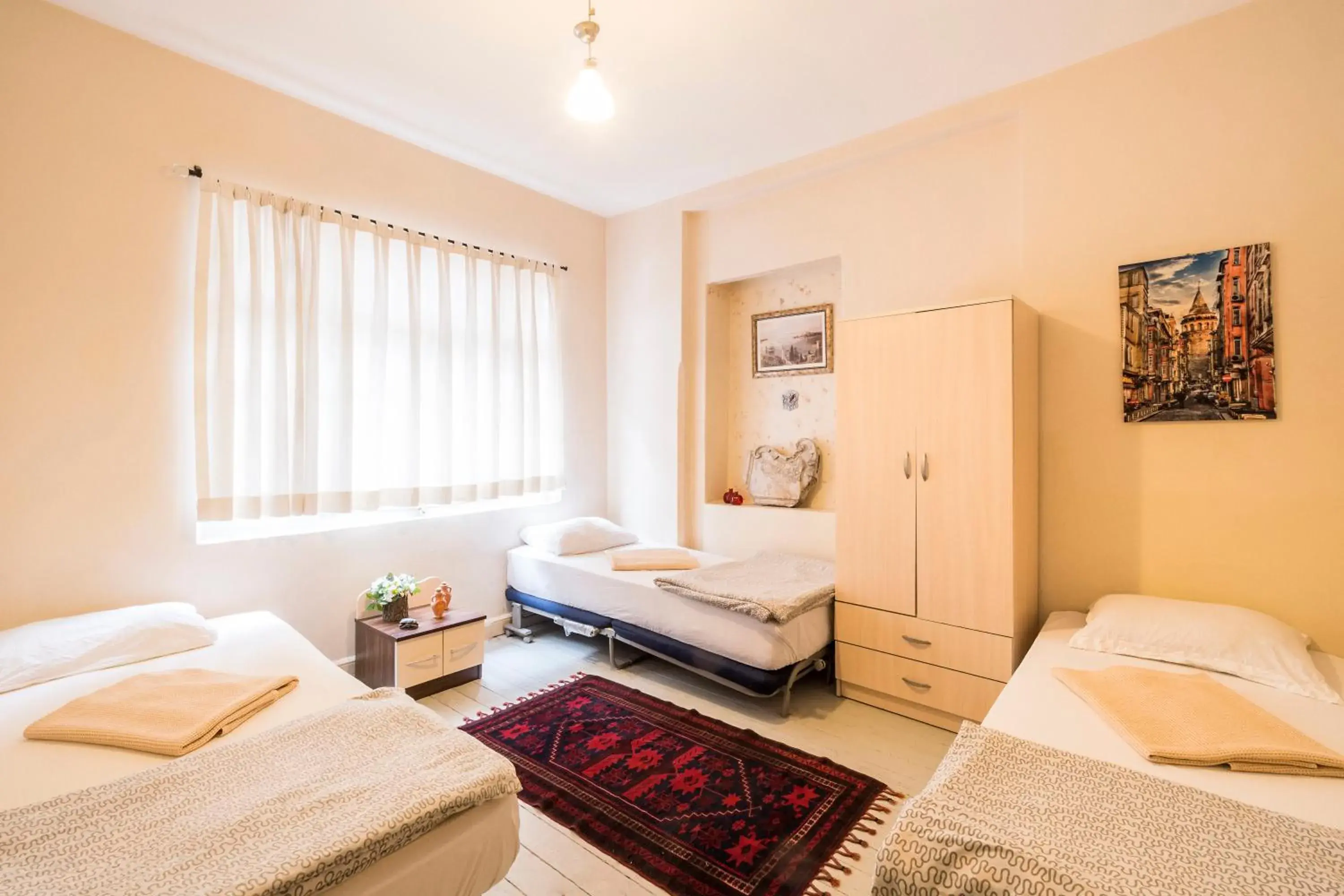 Classic Triple Room in Levanten Hostel Classic Triple Room in Levanten Hostel