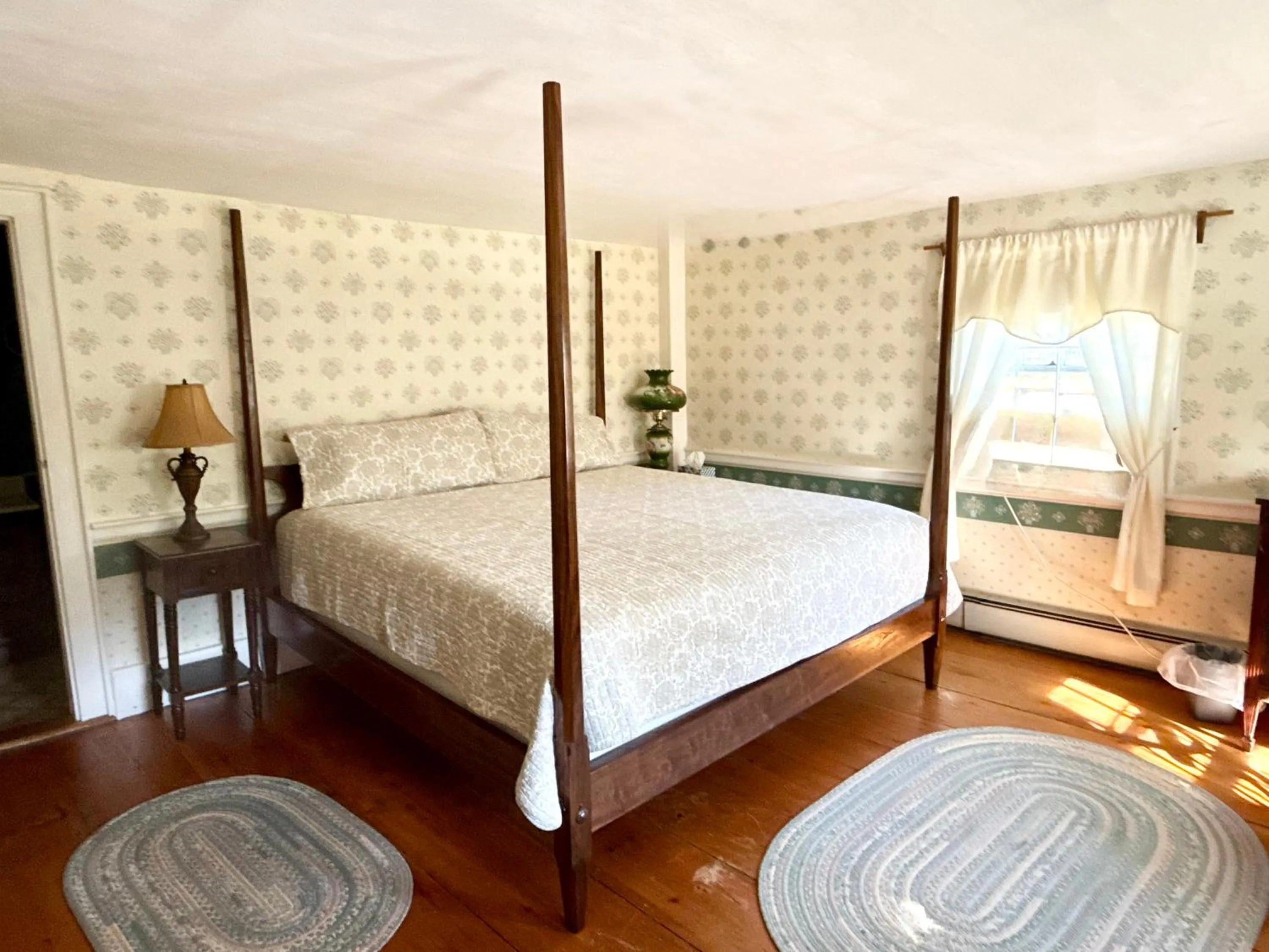 Photo of the whole room, Bed in Colonel Spencer Inn