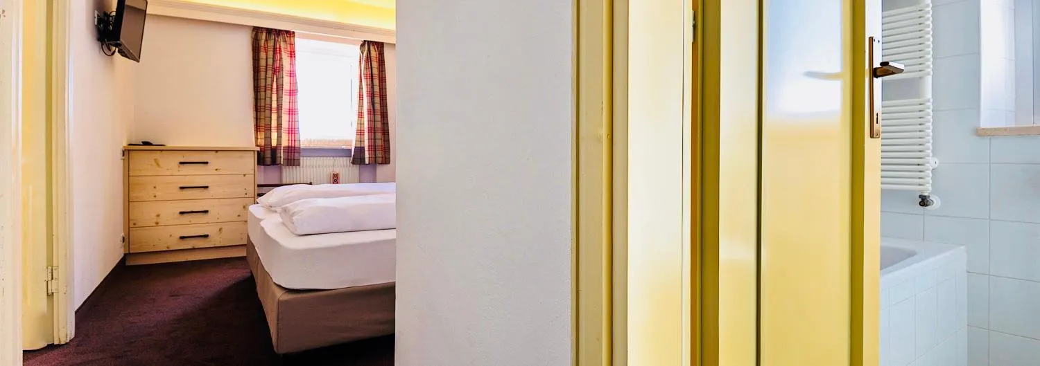 Bathroom, Bed in Hotel Cir