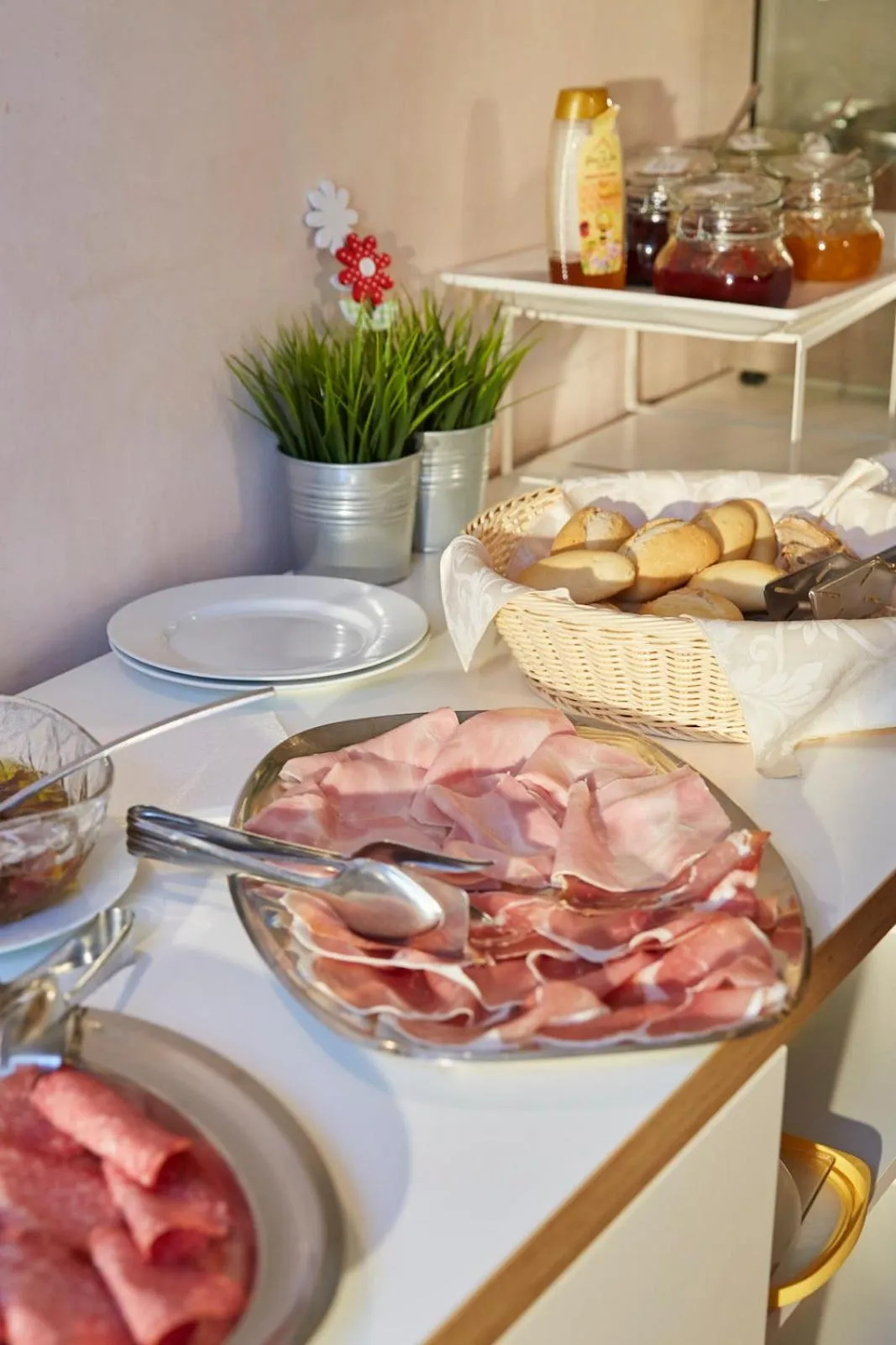 Buffet breakfast in Hotel Villaguarda Prosecco Area