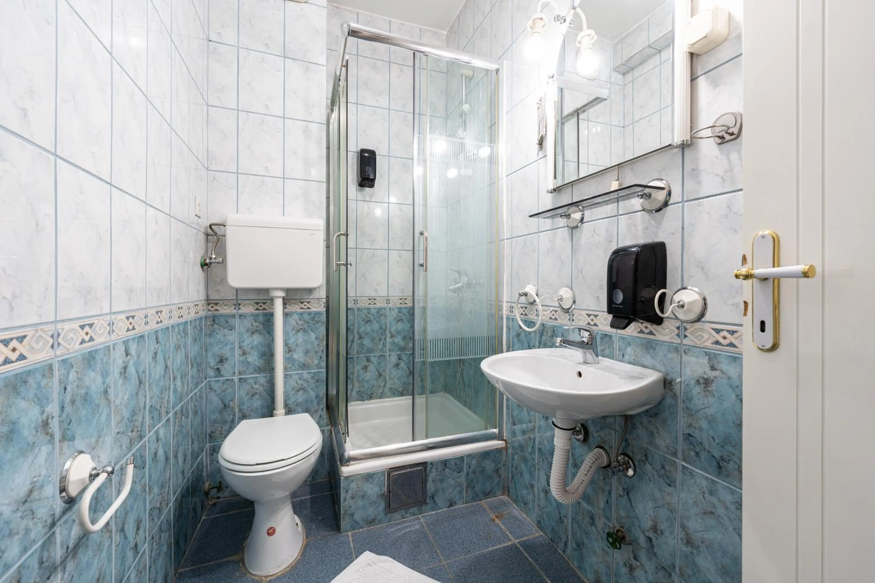 Shower in Hotel Bojatours