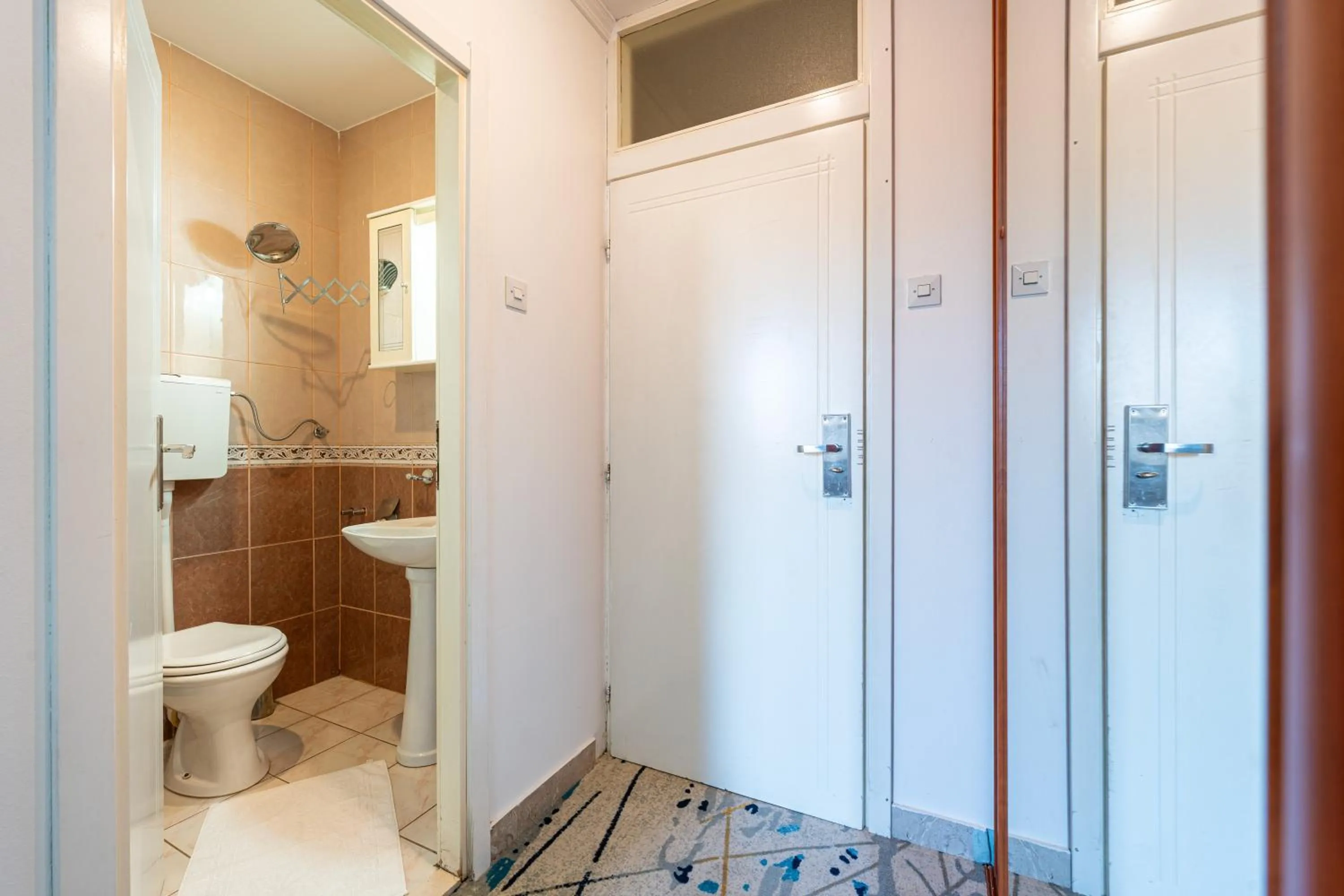 Shower in Hotel Bojatours