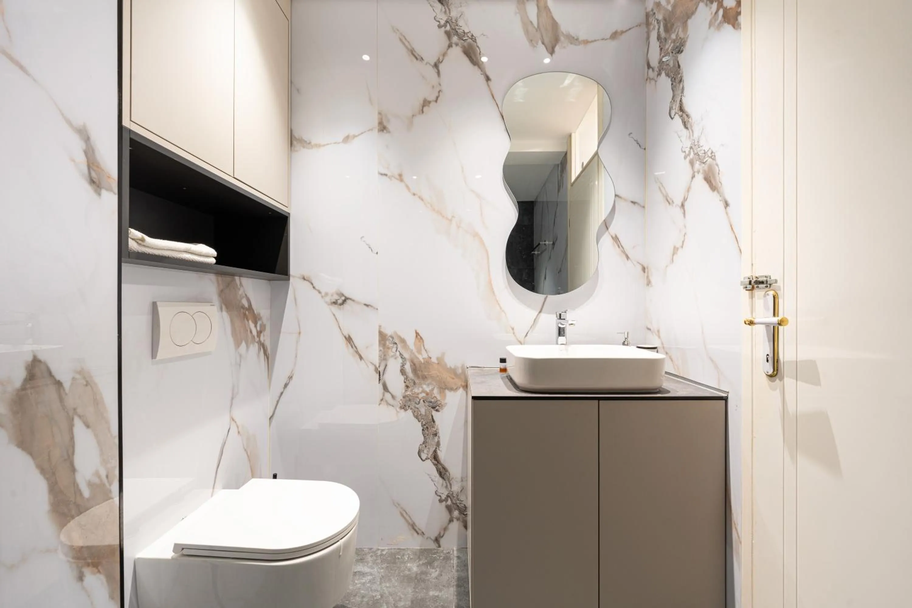 Toilet in Hotel Bojatours