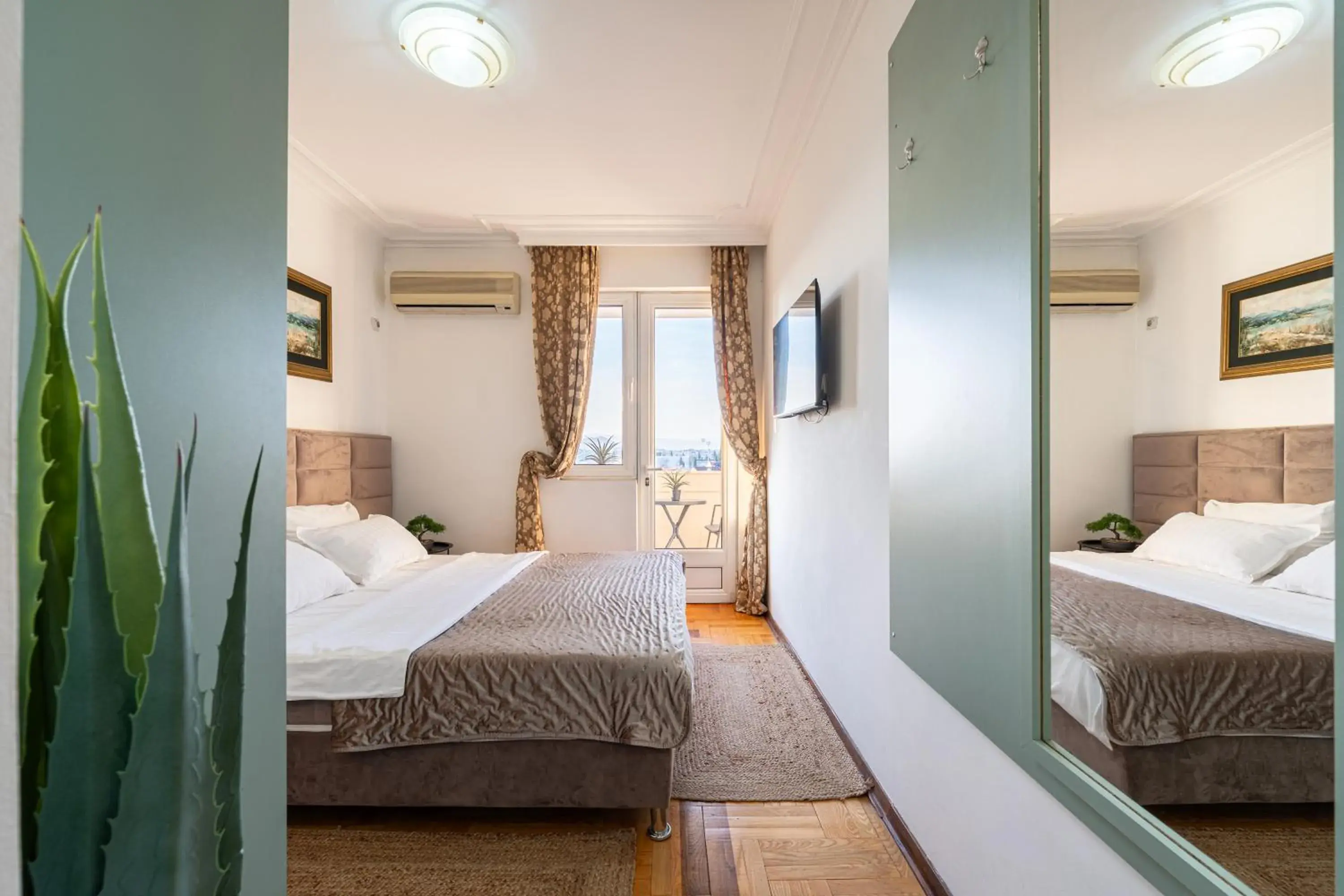 Double or Twin Room with Balcony in Hotel Bojatours Double or Twin Room with Balcony in Hotel Bojatours