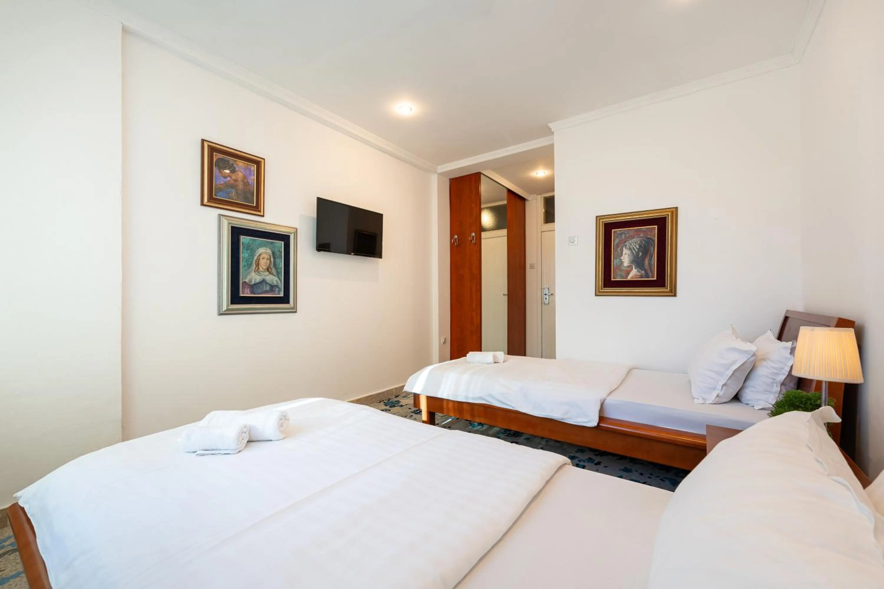 Bed in Hotel Bojatours