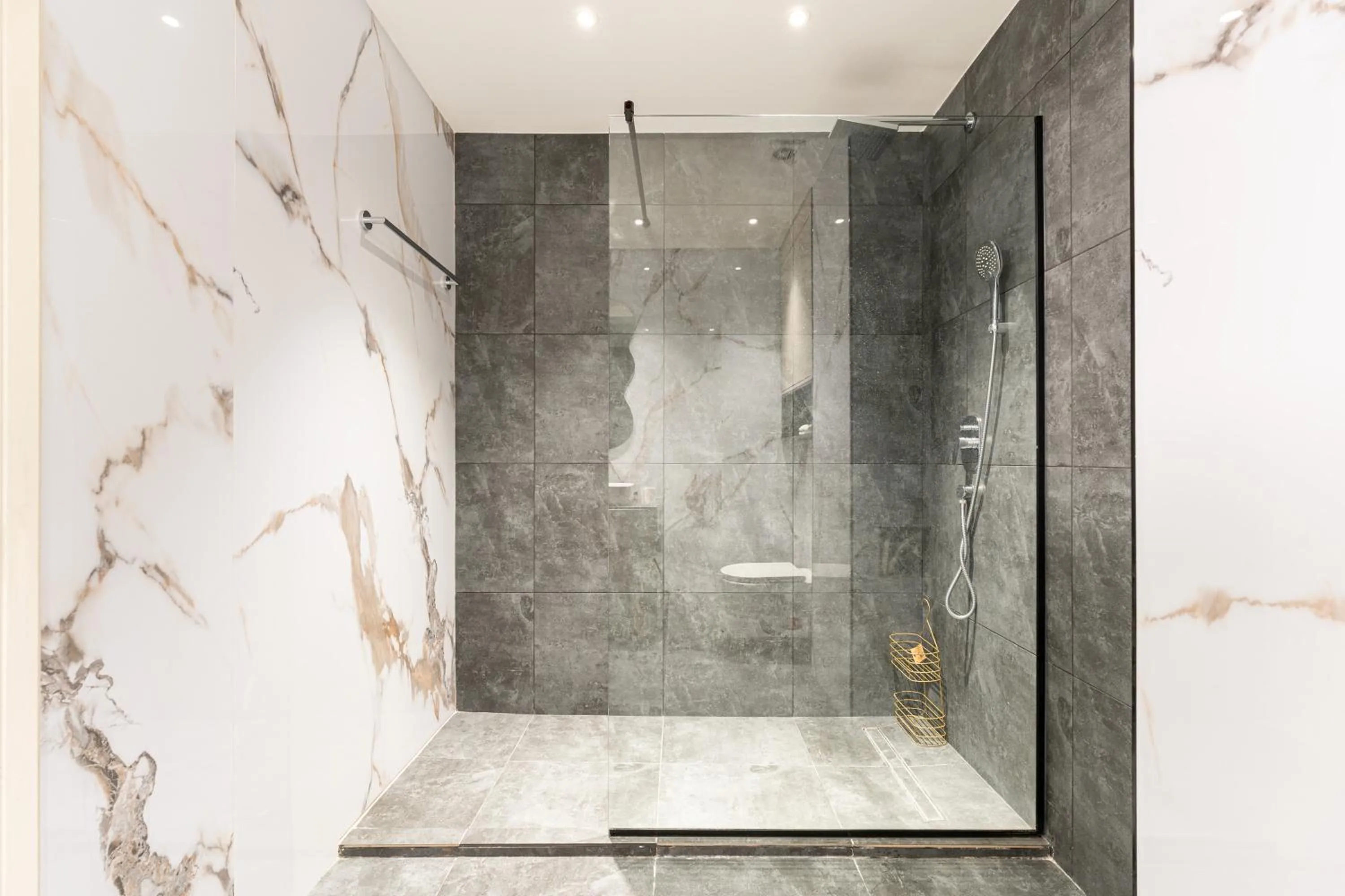 Shower in Hotel Bojatours